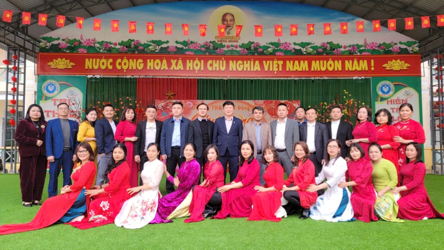 Trao QĐ trường TH & THCS đông thành 44.jpg