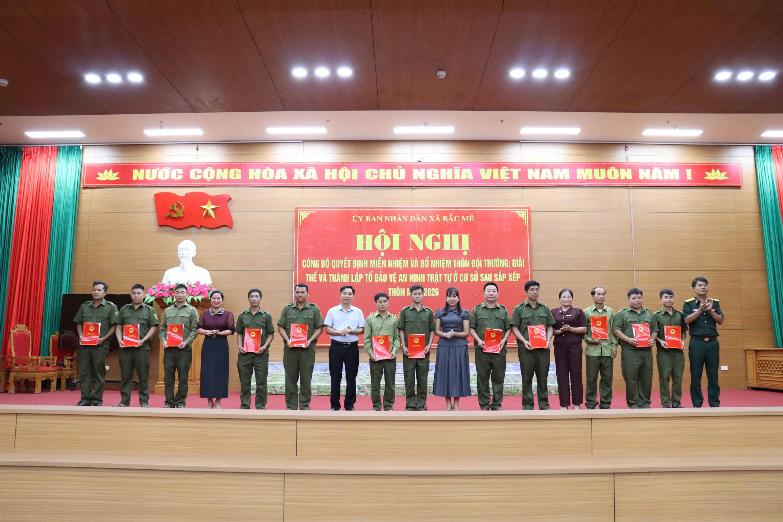 CÔNG BỐ QUYẾT ĐỊNH MIỄN NHIỆM, BỔ NHIỆM THÔN ĐỘI TRƯỞNG; GIẢI THỂ VÀ THÀNH LẬP TỔ BẢO VỆ AN NINH TRẬT TỰ Ở CƠ SỞ SAU SẮP XẾP