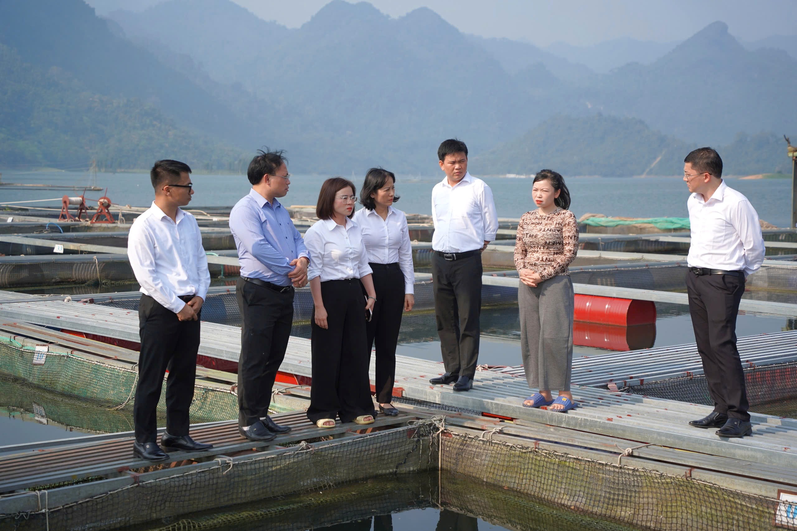 Đồng chí Giám đốc Ngân hàng Agribank Chi nhánh tỉnh Tuyên Quang cùng lãnh đạo xã Nà Hang khảo sát một số mô hình kinh tế trên địa bàn