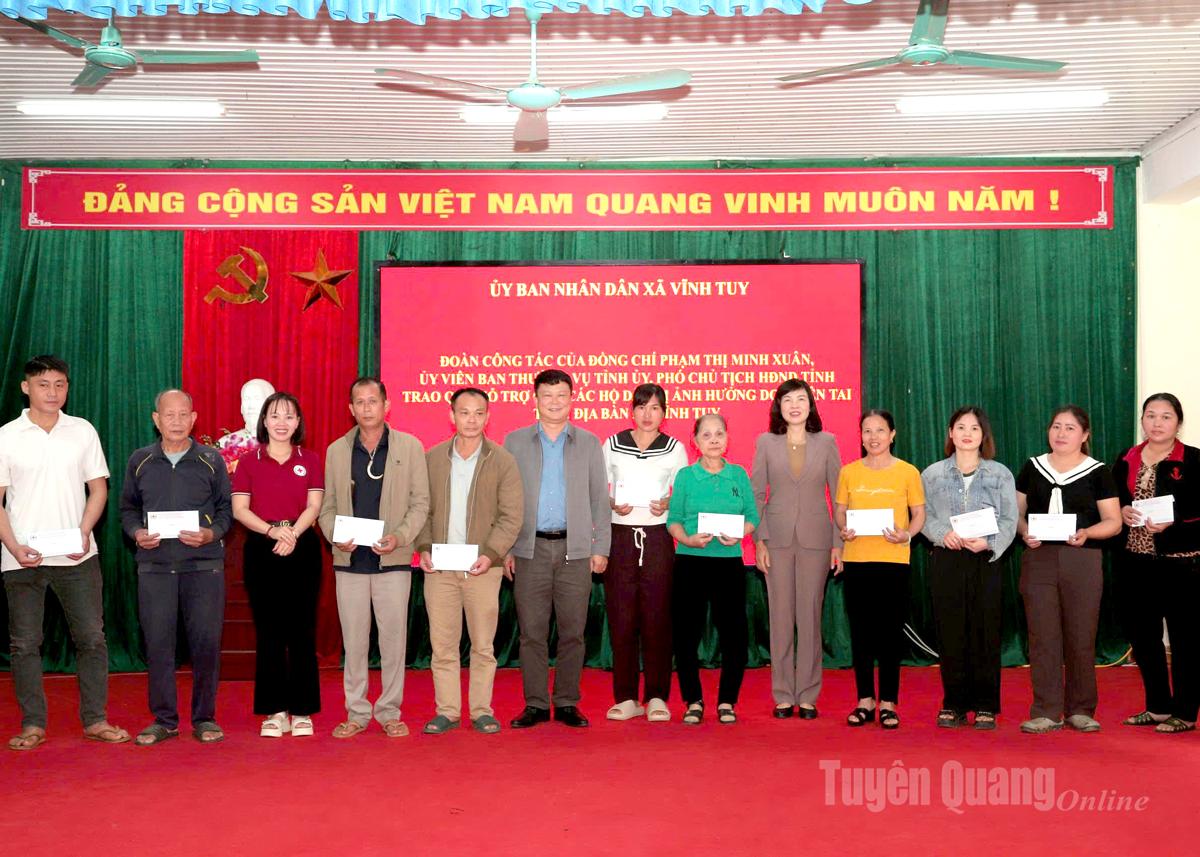 Phó Chủ tịch HĐND tỉnh Phạm Thị Minh Xuân trao hỗ trợ cho 50 hộ dân bị ảnh hưởng cơn bão số 10 tại xã Vĩnh Tuy