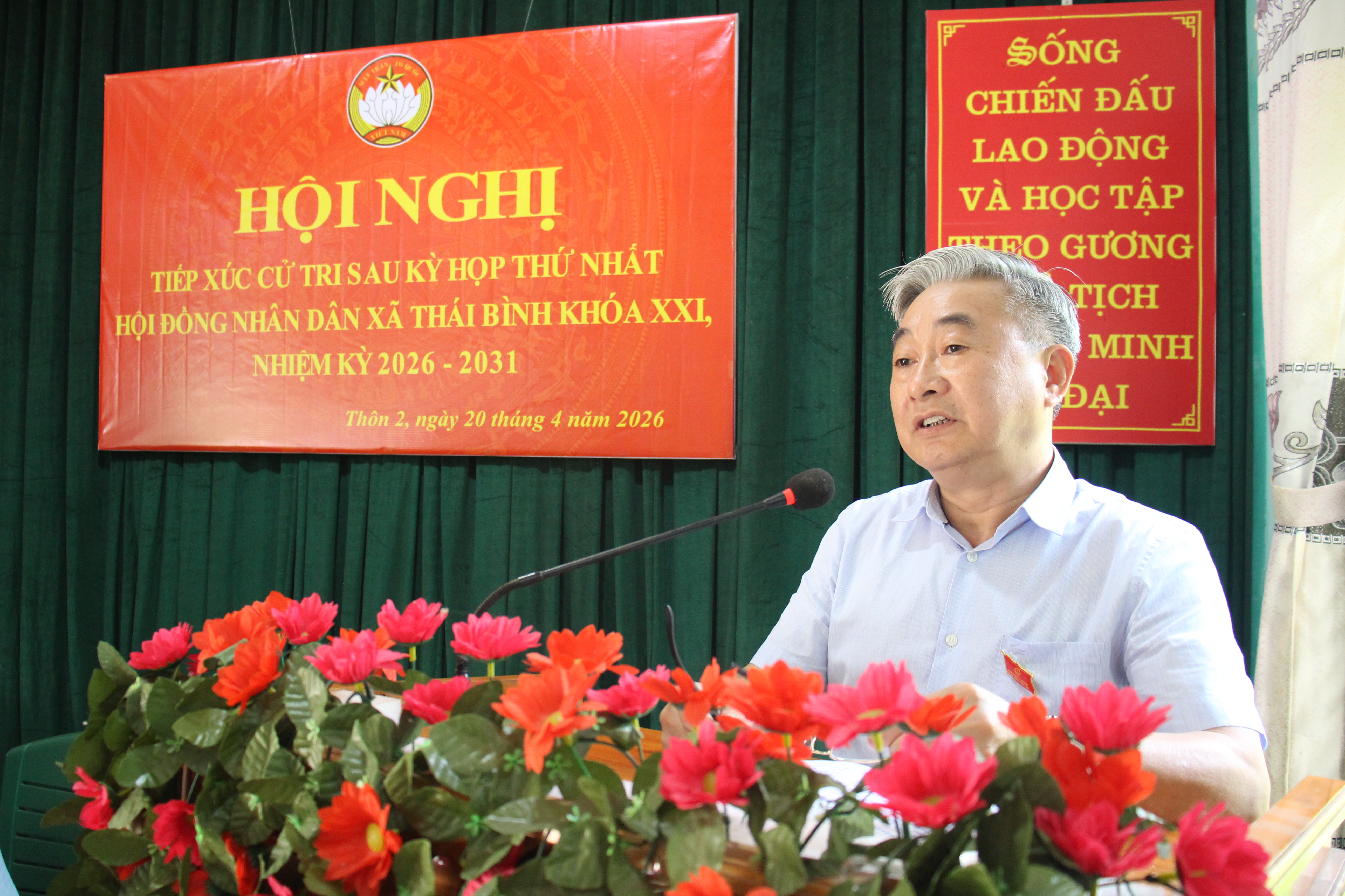 Đồng chí Bí thư Đảng uỷ tiếp xúc với cử tri thôn 2