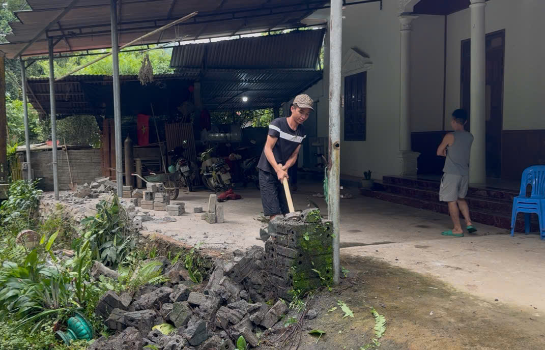 Các hộ dân thôn Bản Giàng đồng loạt ra quân giải tỏa hành lang an toàn giao thông