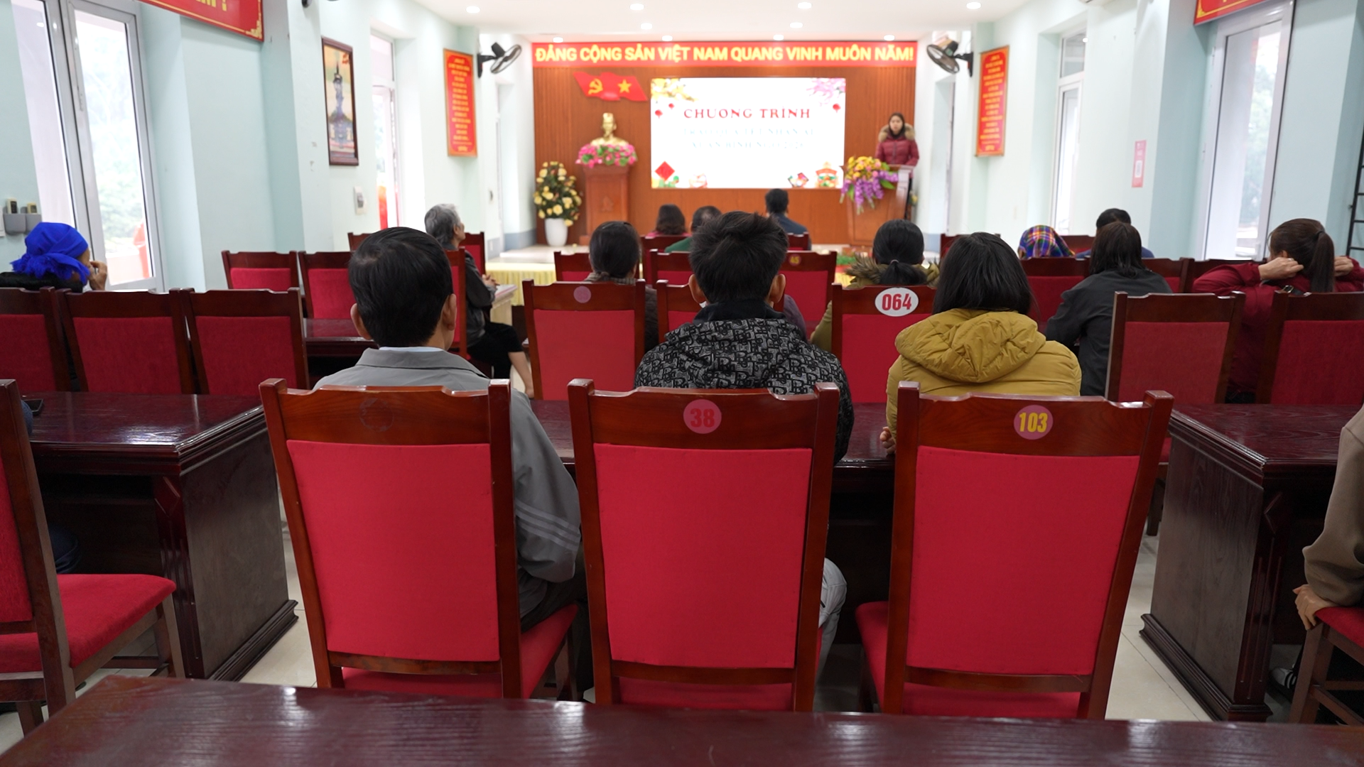 Xã Ngọc Đường trao quà tết của Chùa Quan Âm cho Người có công, gia đình chính sách và đối tượng bảo trợ xã hội 