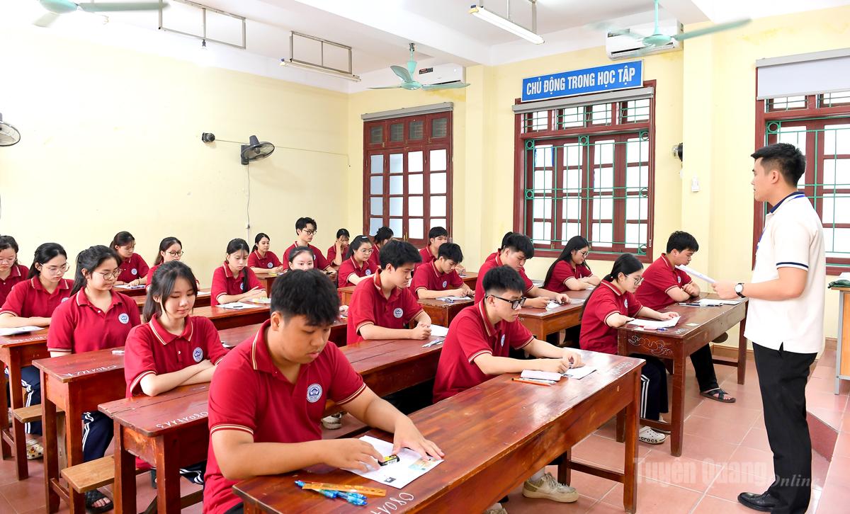 Một mùa thi trọn vẹn và nhân văn