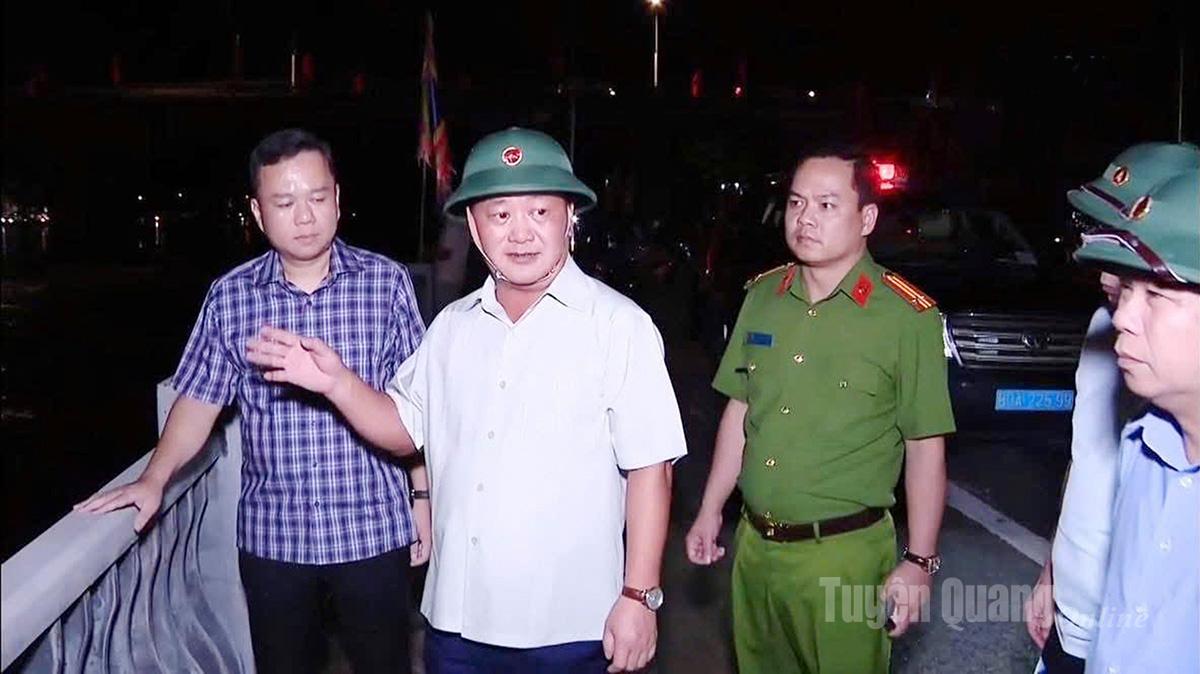 Bí thư Tỉnh ủy Hầu A Lềnh kiểm tra tình hình mưa lũ tại phường Minh Xuân và Nông Tiến