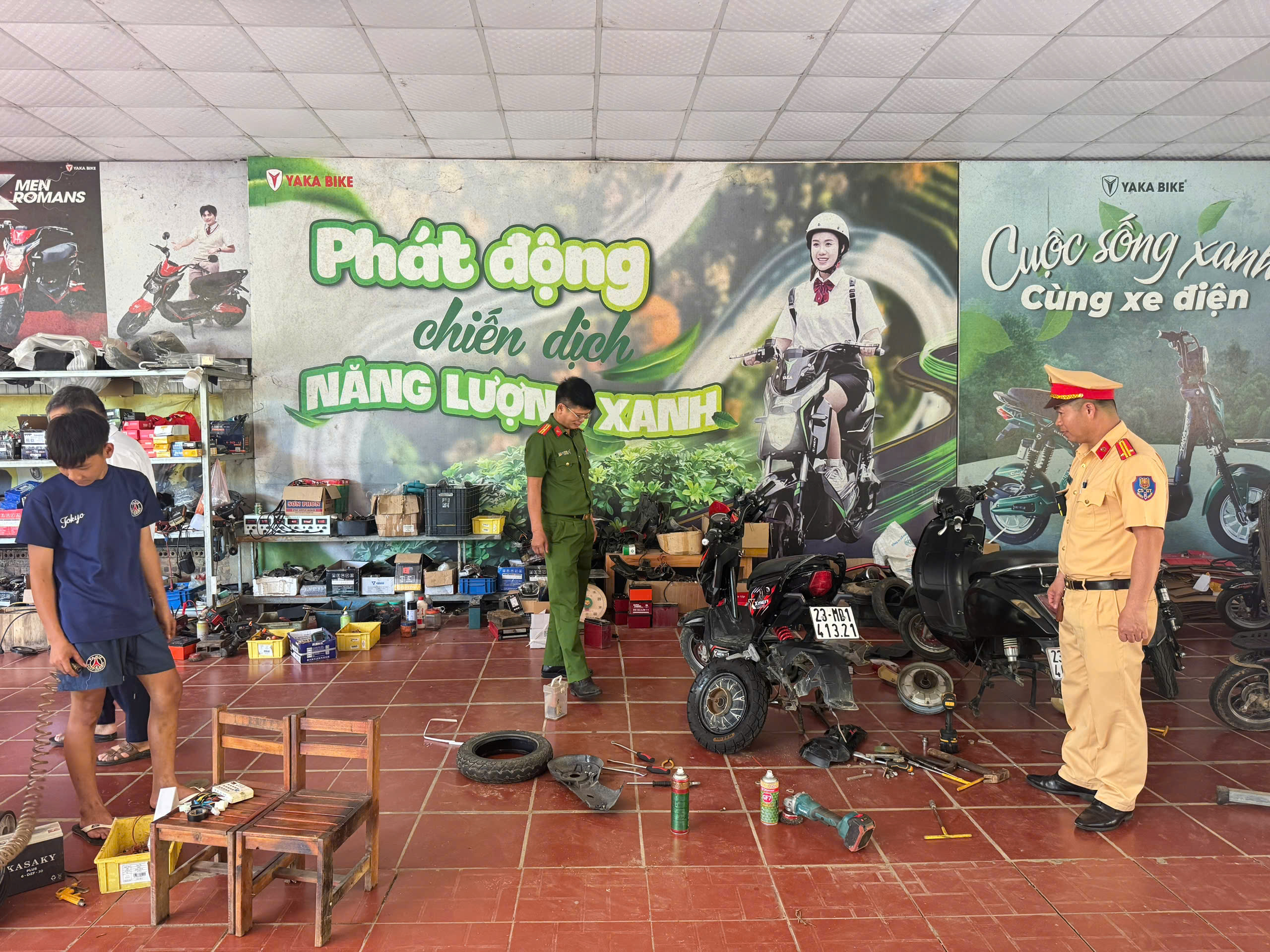CÔNG AN XÃ HÙNG AN TĂNG CƯỜNG KIỂM TRA AN TOÀN PCCC TẠI CÁC CƠ SỞ KINH DOANH, SỬA CHỮA XE ĐIỆN