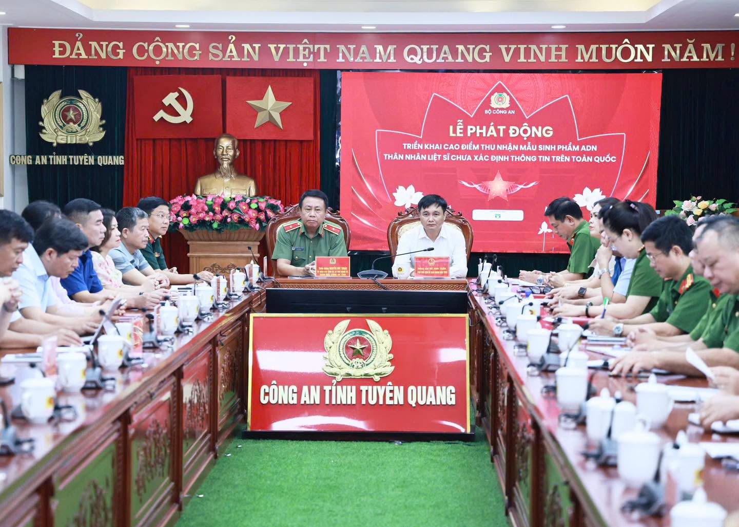 ÔNG AN TỈNH TUYÊN QUANG THAM DỰ LỄ PHÁT ĐỘNG CAO ĐIỂM THU NHẬN MẪU SINH PHẨM ADN THÂN NHÂN LIỆT SĨ CHƯA XÁC ĐỊNH THÔNG TIN