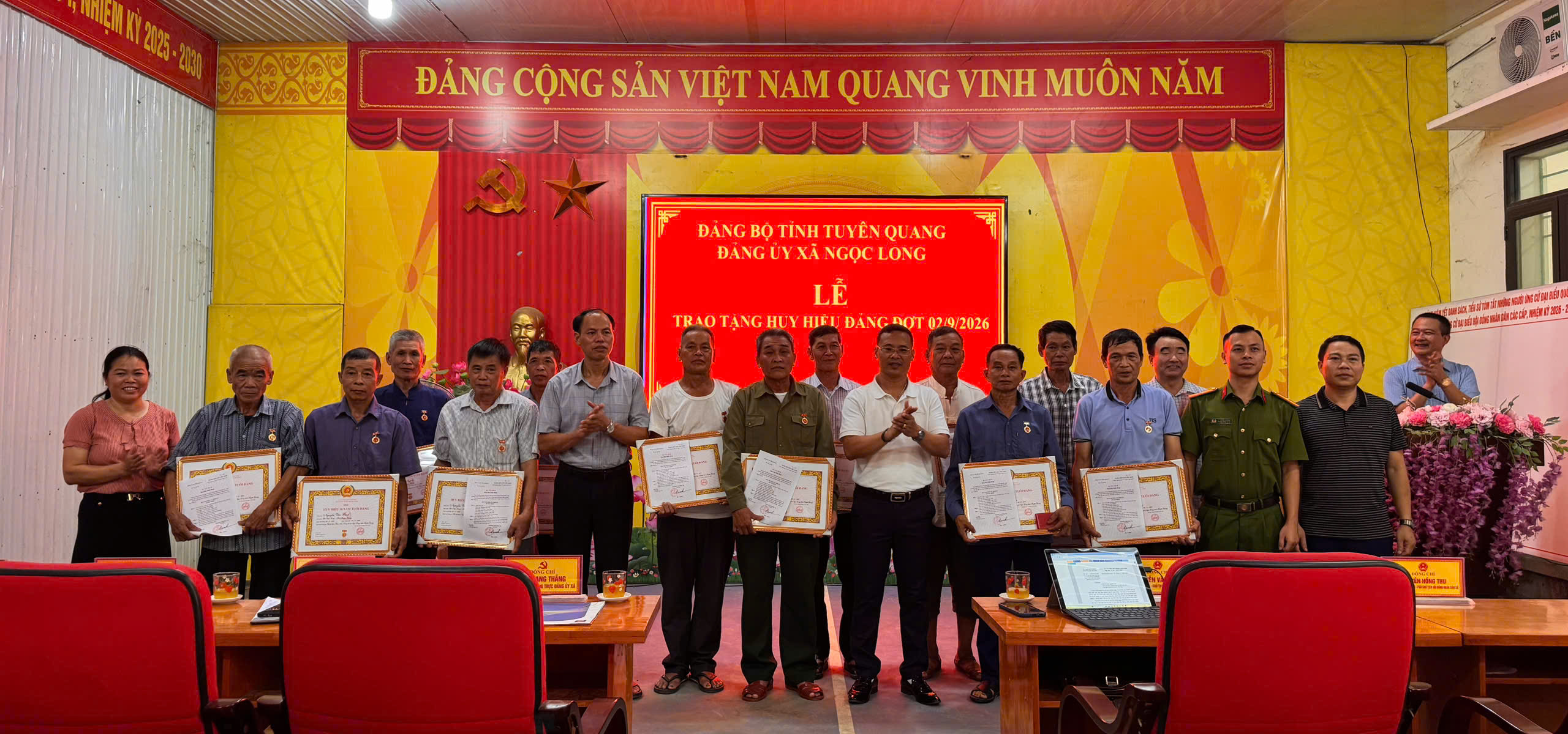 ĐẢNG ỦY XÃ NGỌC LONG TỔ CHỨC LỄ TRAO TẶNG HUY HIỆU ĐẢNG