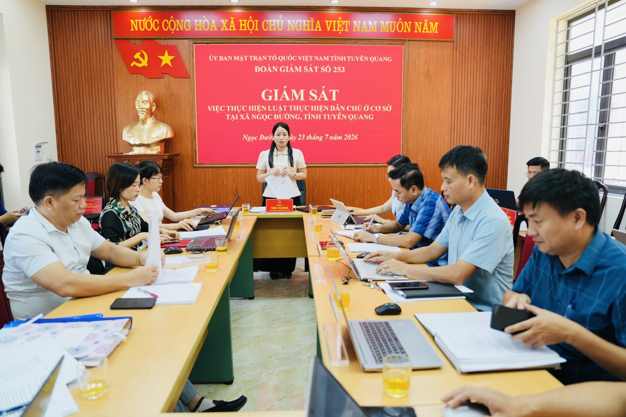Đoàn giám sát của Ban Thường trực Ủy ban MTTQ tỉnh làm việc tại xã Ngọc Đường