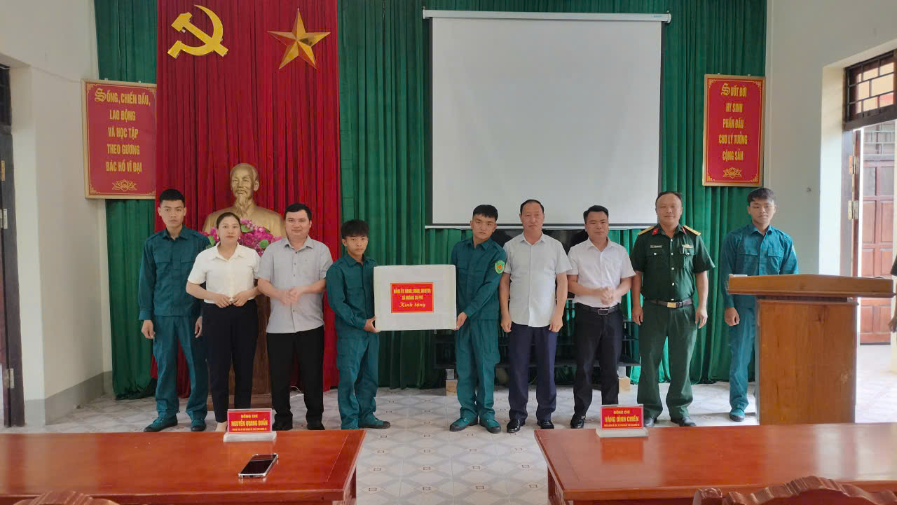 Lãnh đạo Thường trực Đảng ủy - HĐND - UBND - Ủy ban MTTQ VN xã thăm, động viên cán bộ chiến sĩ dân quân huấn luyện chiến đấu, giáo dục chính trị năm thứ nhất