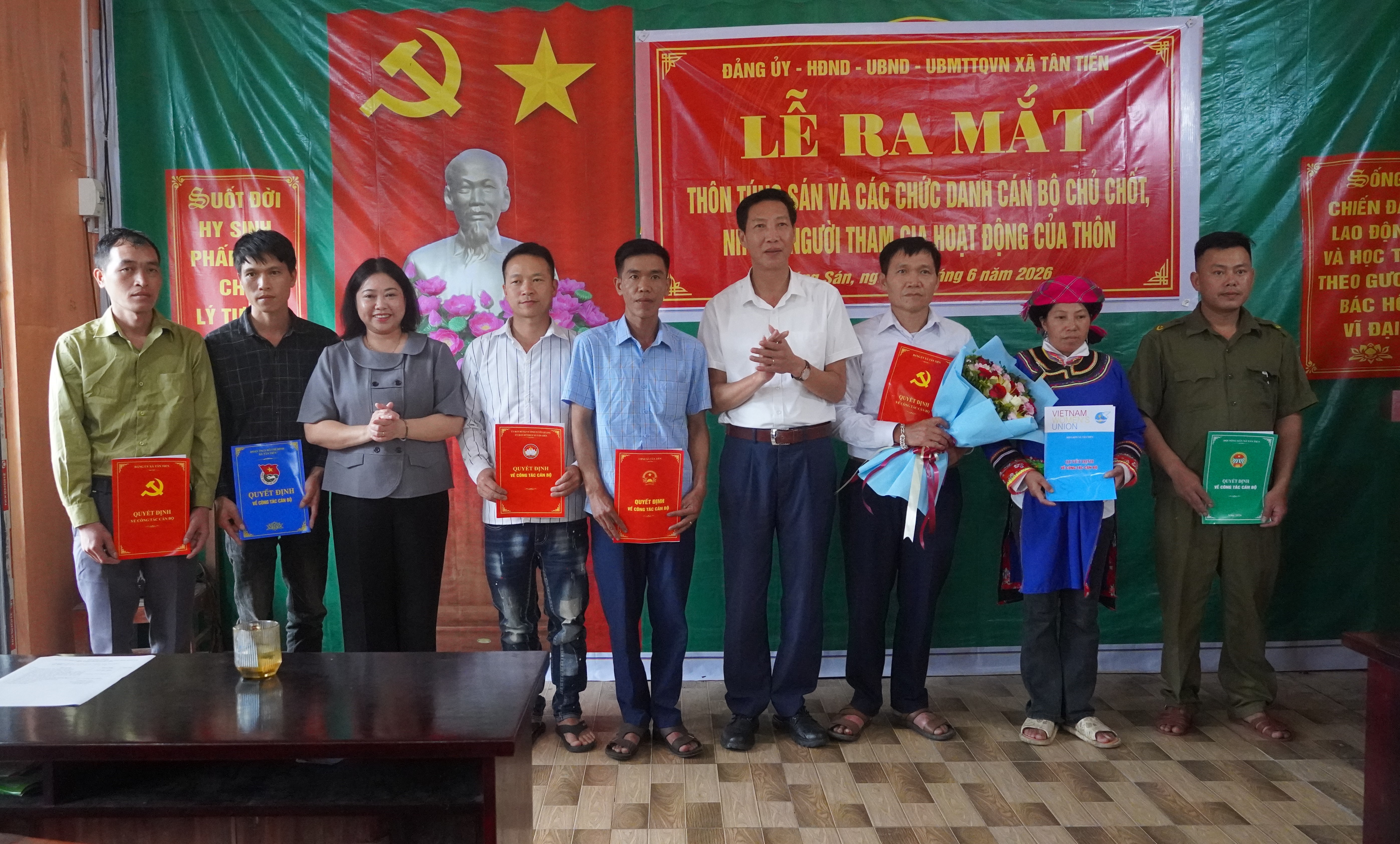 Các đồng chí lãnh đạo xã Tân Tiến dự Lễ ra mắt các thôn và công bố các chức danh cán bộ chủ chốt, những người tham gia hoạt động tại thôn