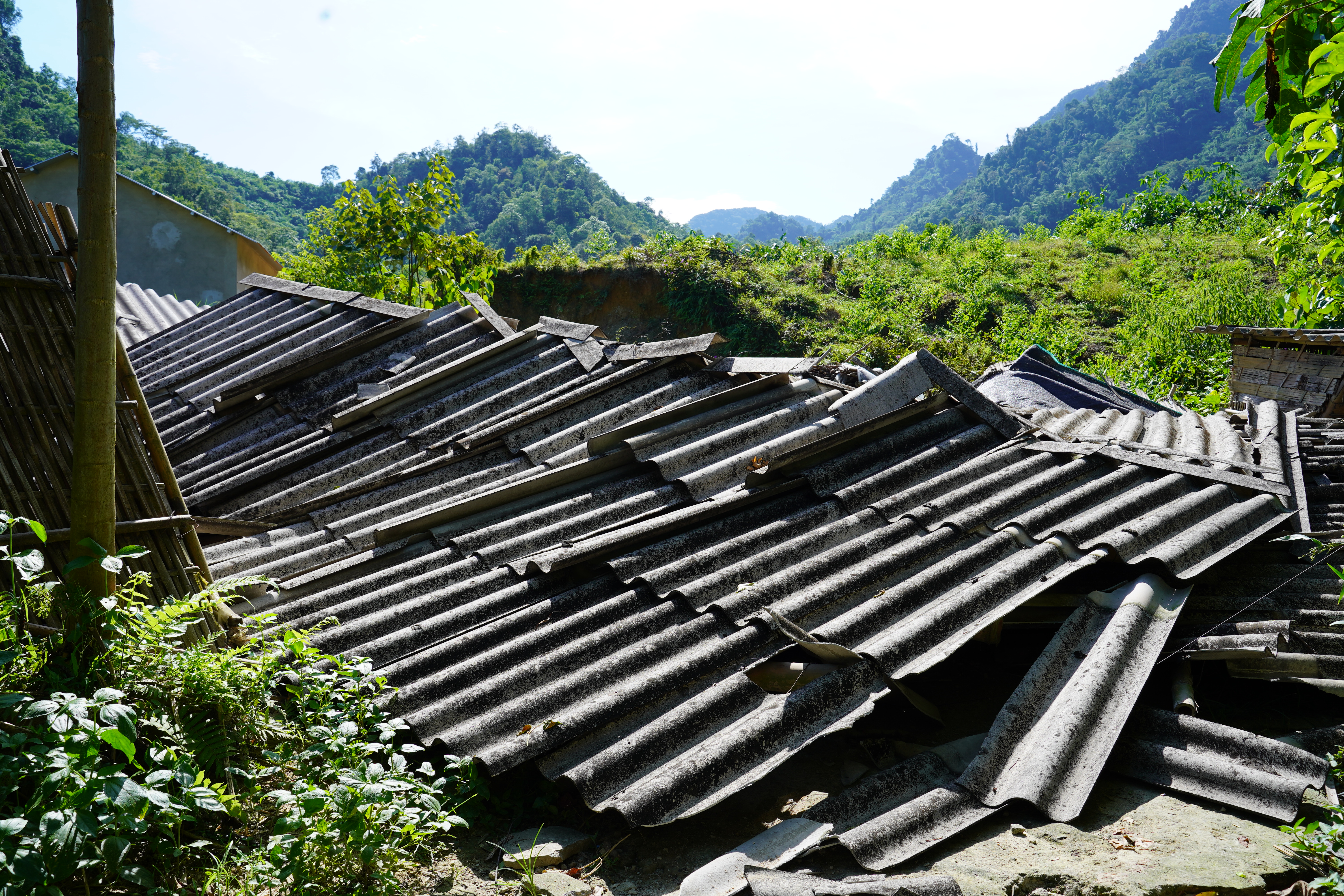 Sập nh&agrave; 2.JPG