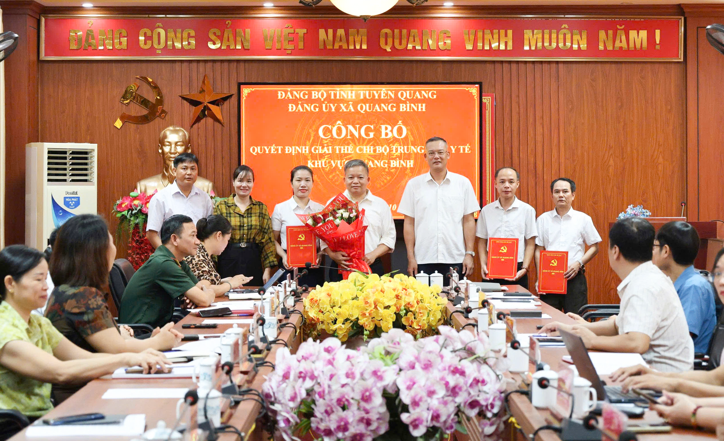 (Quang Bình – Tuyên Quang) Công bố Quyết định giải thể Chi bộ Trung tâm Y tế khu vực Quang Bình