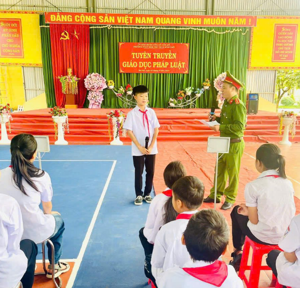 CÔNG AN XÃ TÂN MỸ PHỐI HỢP TUYÊN TRUYỀN PHÁP LUẬT TẠI TRƯỜNG PTDTBT THCS HÙNG MỸ