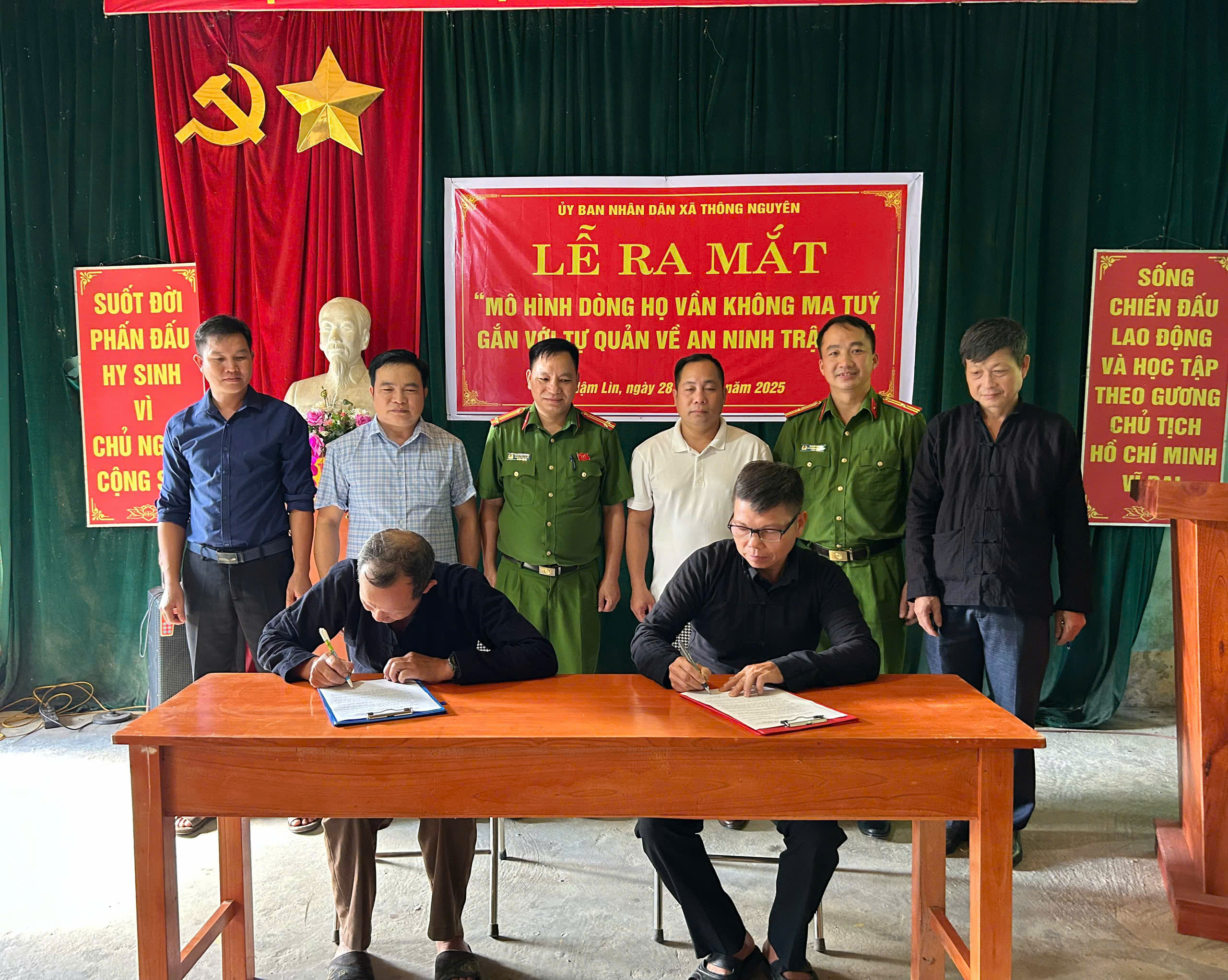 RA MẮT MÔ HÌNH “DÒNG HỌ VẦN - KHÔNG MA TÚY GẮN VỚI TỰ QUẢN VỀ AN NINH TRẬT TỰ”