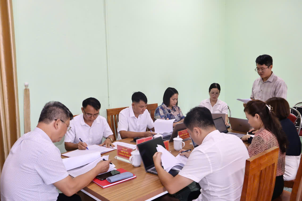 Họp HĐND xã 18 th 8 Duy.jpg