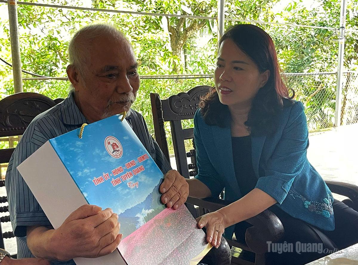 Phó Trưởng đoàn chuyên trách Đoàn đại biểu Quốc hội tỉnh Lý Thị Lan tặng quà gia đình chính sách tại xã Đông Thọ