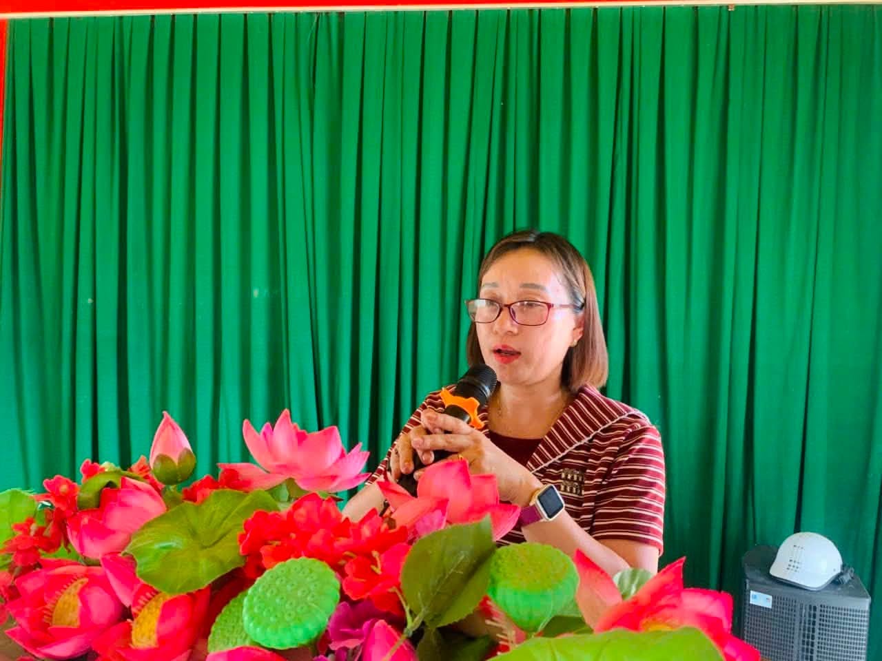 Đồng chí Phạm Thị Hà Phó chủ tịch UBND xã, lấy ý kiến Nhân dân thôn bản Mịch về địa điểm tổ chức Lễ hội Cốm năm 2026