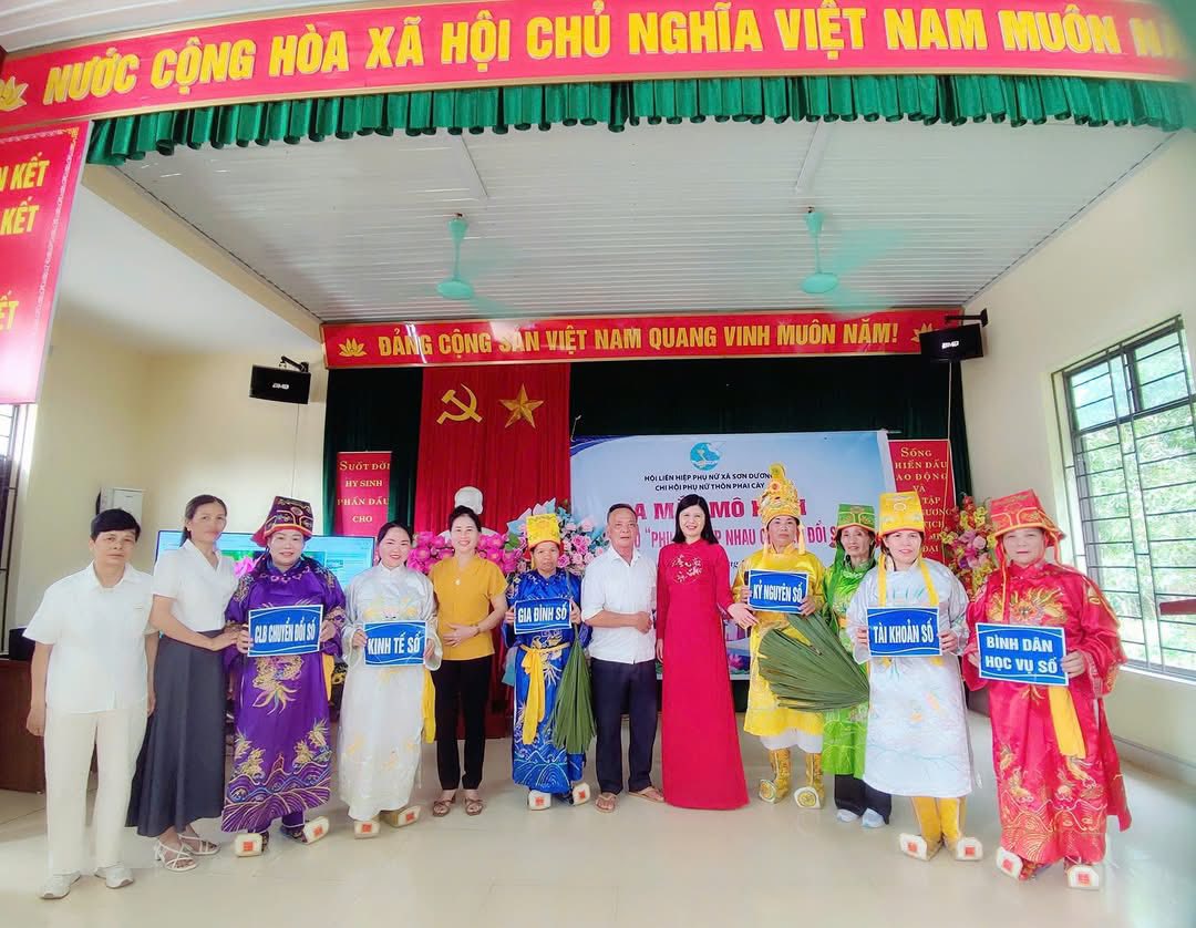 Hội LHPN xã Sơn Dương ra mắt mô hình “Phụ nữ giúp nhau chuyển đổi số” tại thôn Phai Cày