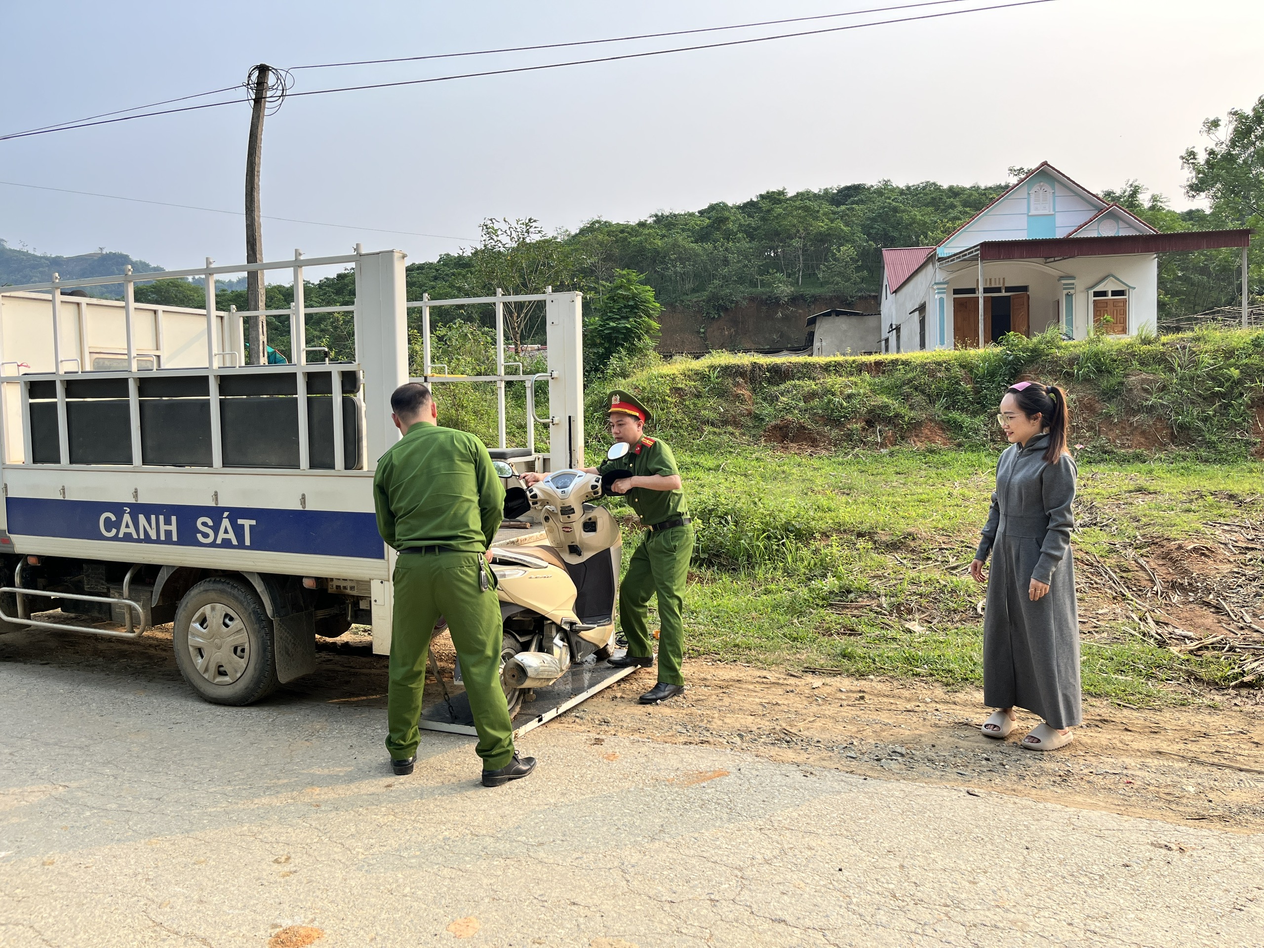 CÔNG AN XÃ BẠCH XA: KỊP THỜI HỖ TRỢ NGƯỜI DÂN GẶP KHÓ KHĂN TRÊN ĐƯỜNG