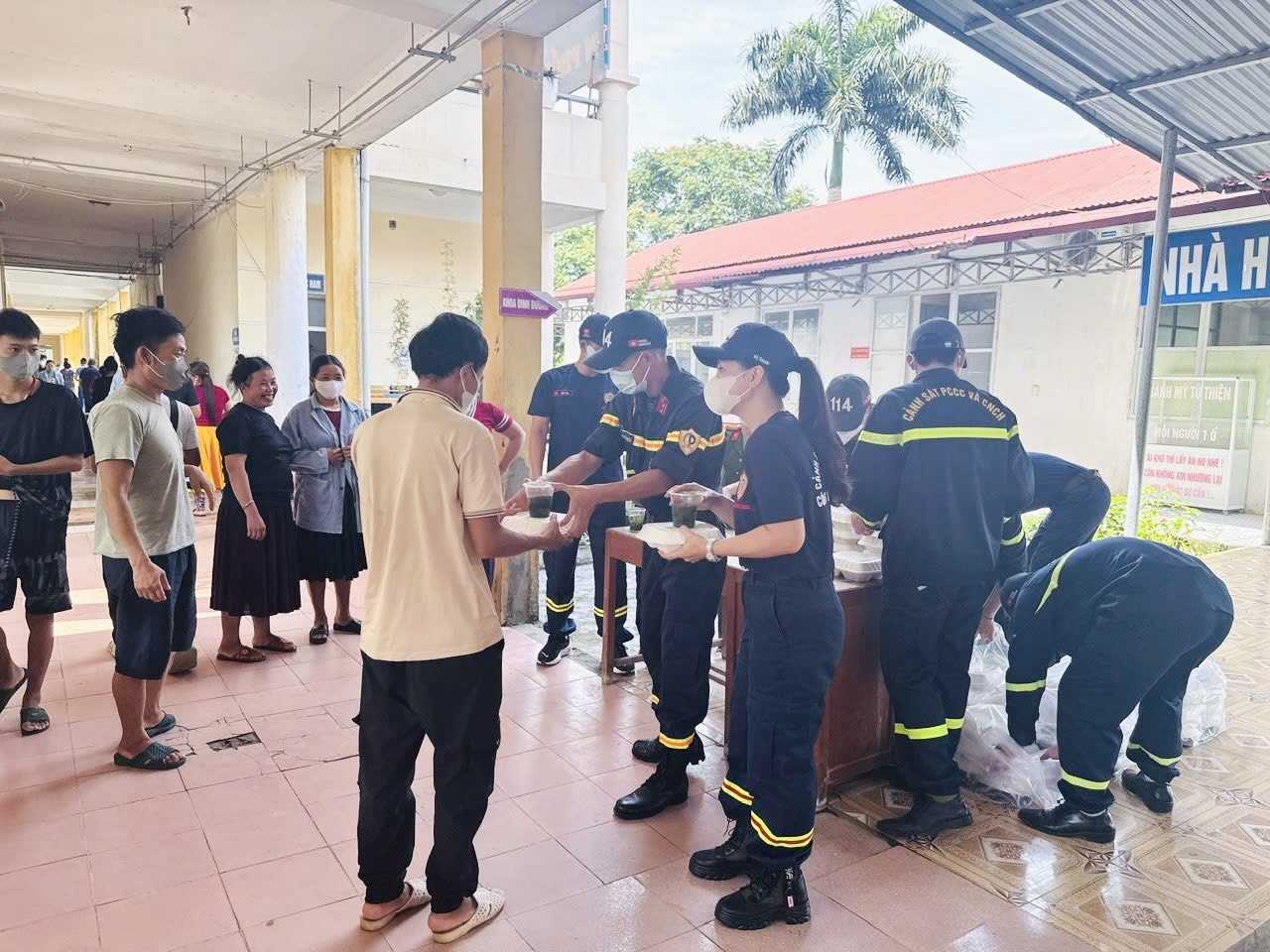 LAN TỎA YÊU THƯƠNG - NHỮNG SUẤT CƠM NGHĨA TÌNH TỪ NGƯỜI LÍNH CẢNH SÁT PCCC VÀ CNCH
