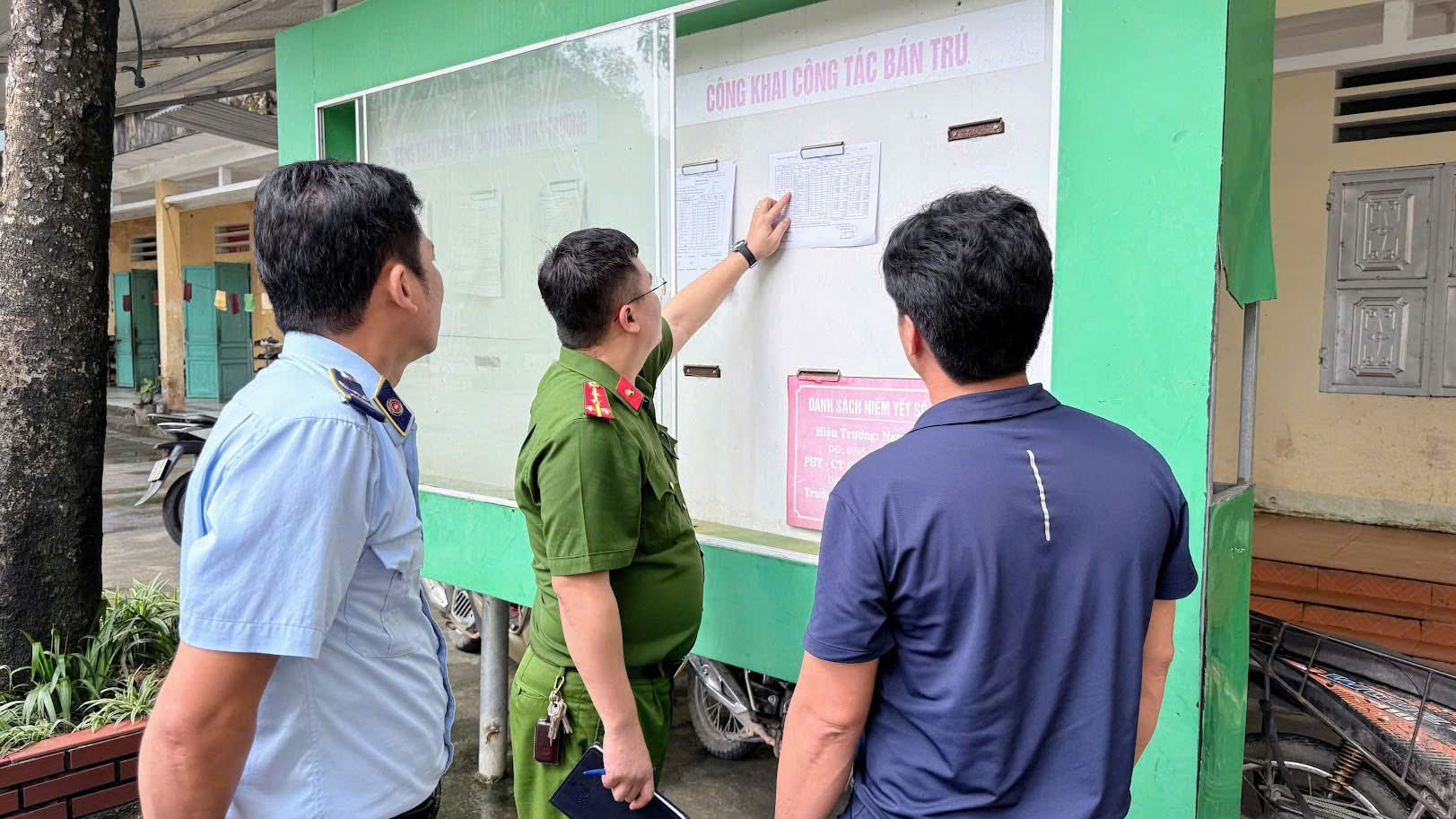 CÔNG AN XÃ TÂN QUANG PHỐI HỢP KIỂM TRA VIỆC CHẤP HÀNH CÁC QUY ĐỊNH VỀ AN TOÀN THỰC PHẨM