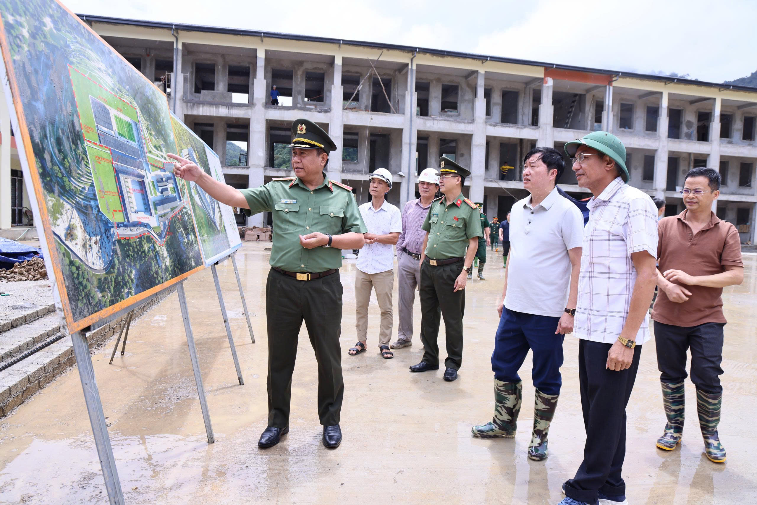 GIÁM ĐỐC CÔNG AN TỈNH KIỂM TRA TIẾN ĐỘ XÂY DỰNG CÁC TRƯỜNG PHỔ THÔNG NỘI TRÚ LIÊN CẤP TẠI ĐỊA BÀN BIÊN GIỚI