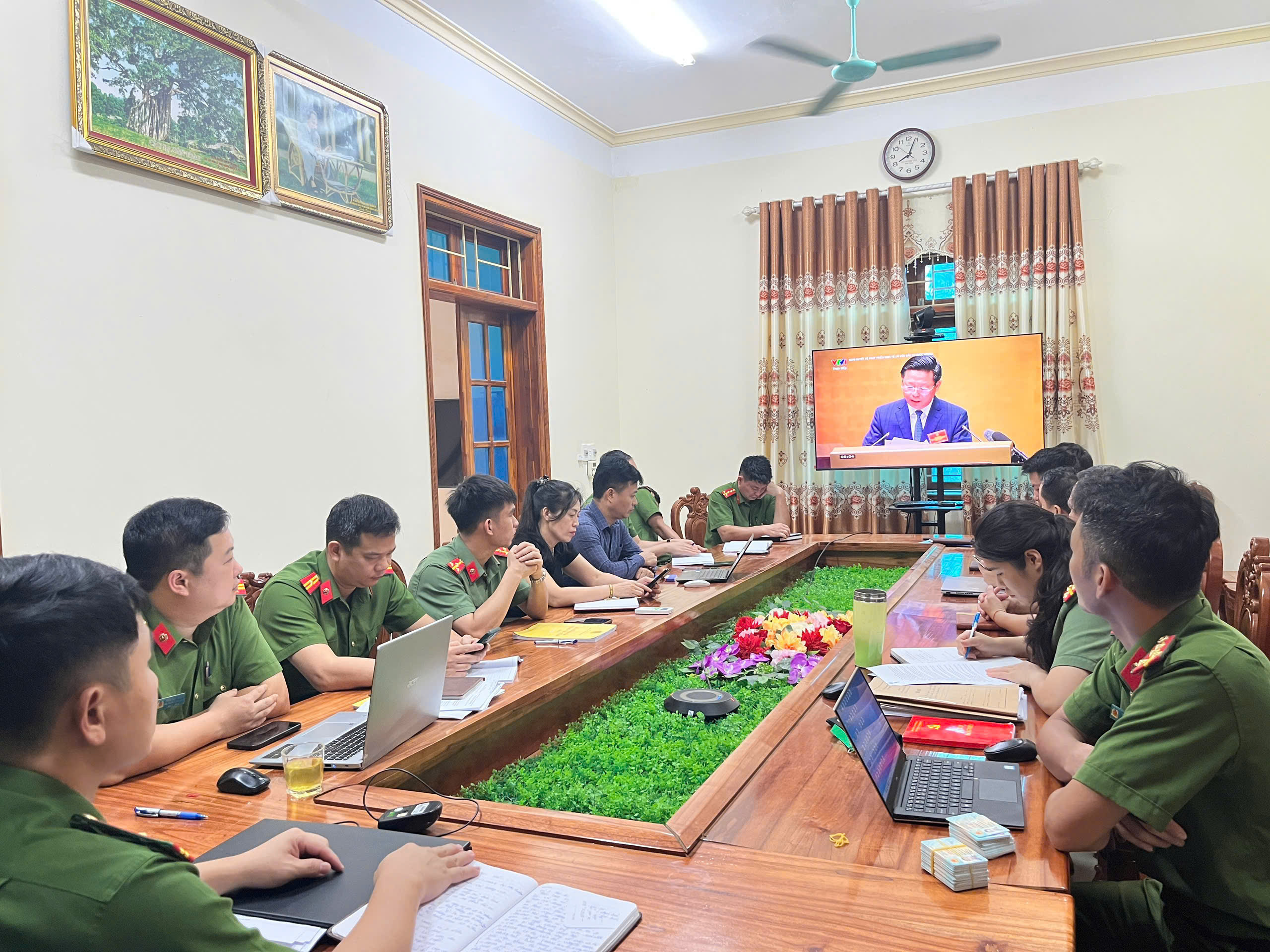 CÔNG AN XÃ BẠCH XA THAM GIA HỘI NGHỊ NGHIÊN CỨU, HỌC TẬP, QUÁN TRIỆT VÀ TRIỂN KHAI THỰC HIỆN NGHỊ QUYẾT SỐ 10-NQ/TW CỦA BỘ CHÍNH TRỊ 