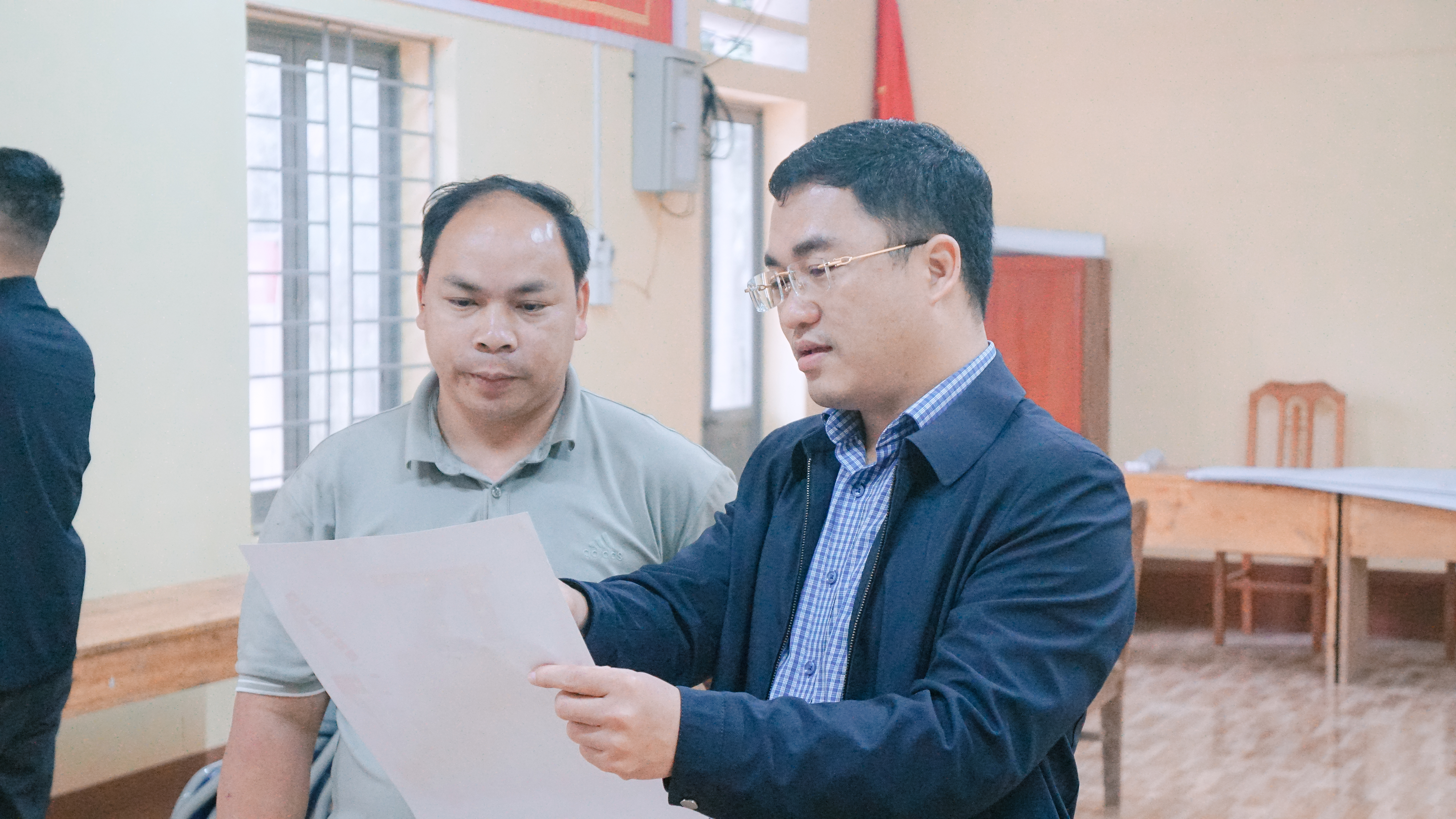 Lãnh đạo UBND xã Xuân Giang kiểm tra công tác chuẩn bị bầu cử tại các thôn trên địa bàn