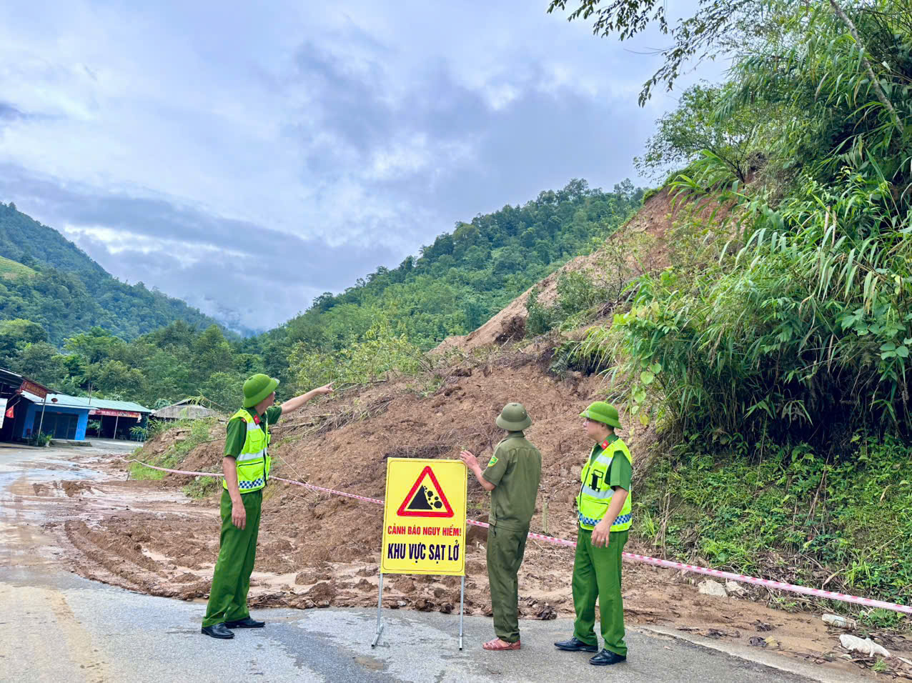 CÔNG AN XÃ LÙNG TÁM CHỦ ĐỘNG CẮM BIỂN CẢNH BÁO, ĐẢM BẢO AN TOÀN CHO NHÂN DÂN TRONG MÙA MƯA LŨ