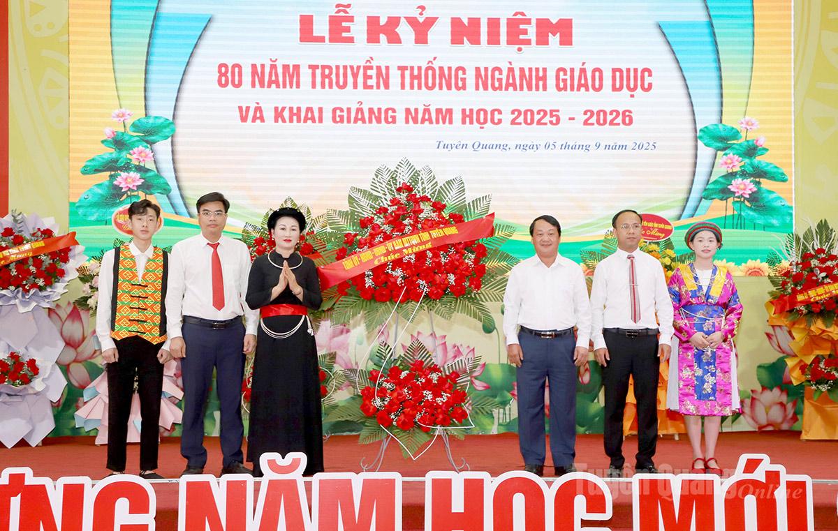 Bí thư Tỉnh ủy Hầu A Lềnh dự Lễ khai giảng năm học mới tại Trường PTDT Nội trú THPT tỉnh Tuyên Quang