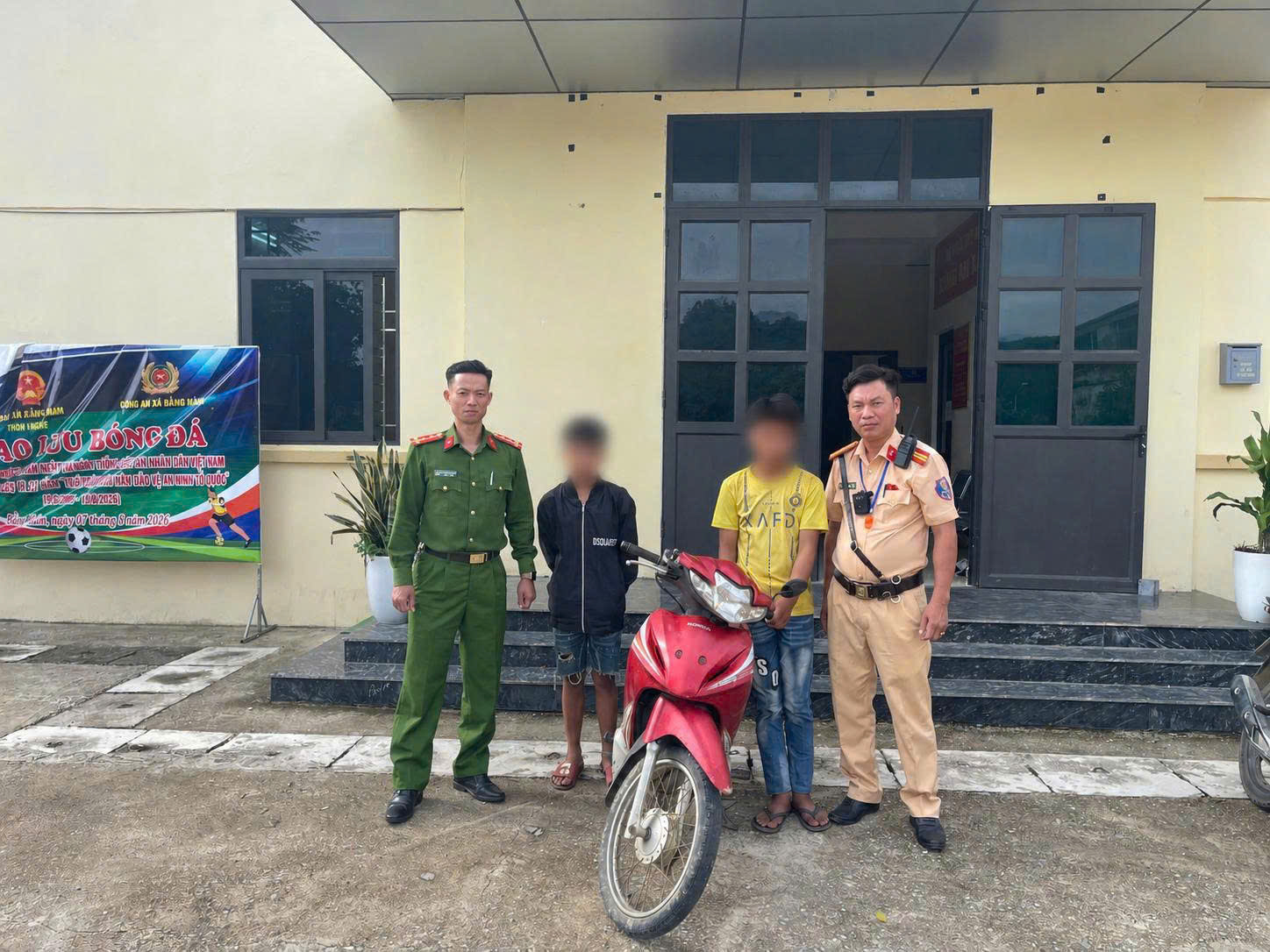 KỊP THỜI XÁC MINH, XỬ LÝ NHÓM THANH THIẾU NIÊN LẠNG LÁCH, ĐÁNH VÕNG RỒI ĐĂNG CLIP LÊN MẠNG XÃ HỘI