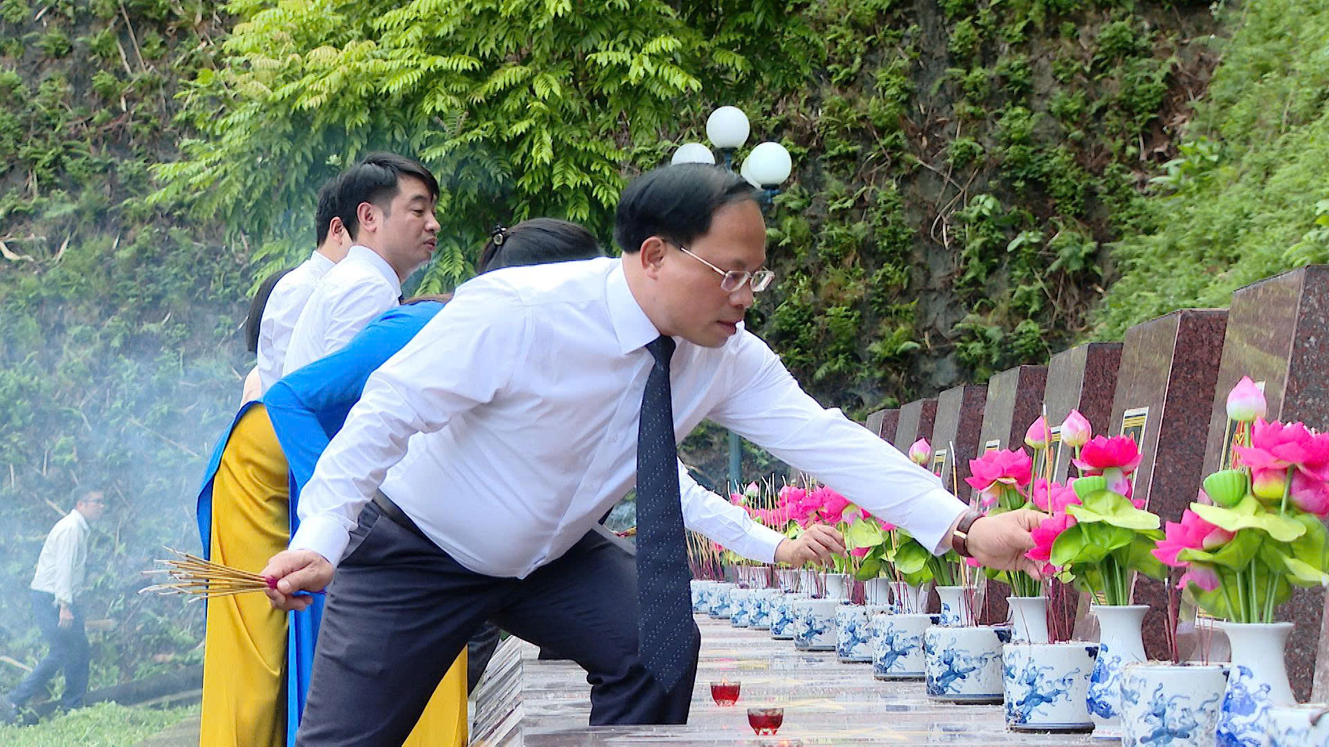 Lãnh đạo xã Lâm Bình viếng nghĩa trang liệt sĩ nhân kỷ niệm 80 năm Cách mạng Tháng Tám và Quốc khánh nước Cộng hòa xã hội chủ nghĩa Việt Nam 2/9