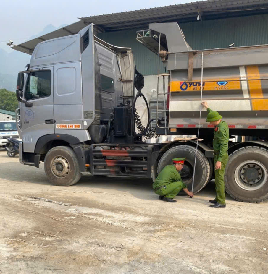 CÔNG AN XÃ HÙNG AN TRIỂN KHAI TỔNG RÀ SOÁT XE TẢI TỰ ĐỔ, SƠ MI RƠ MOOC TẢI TRỌNG TỪ 15000 KG TRỞ LÊN