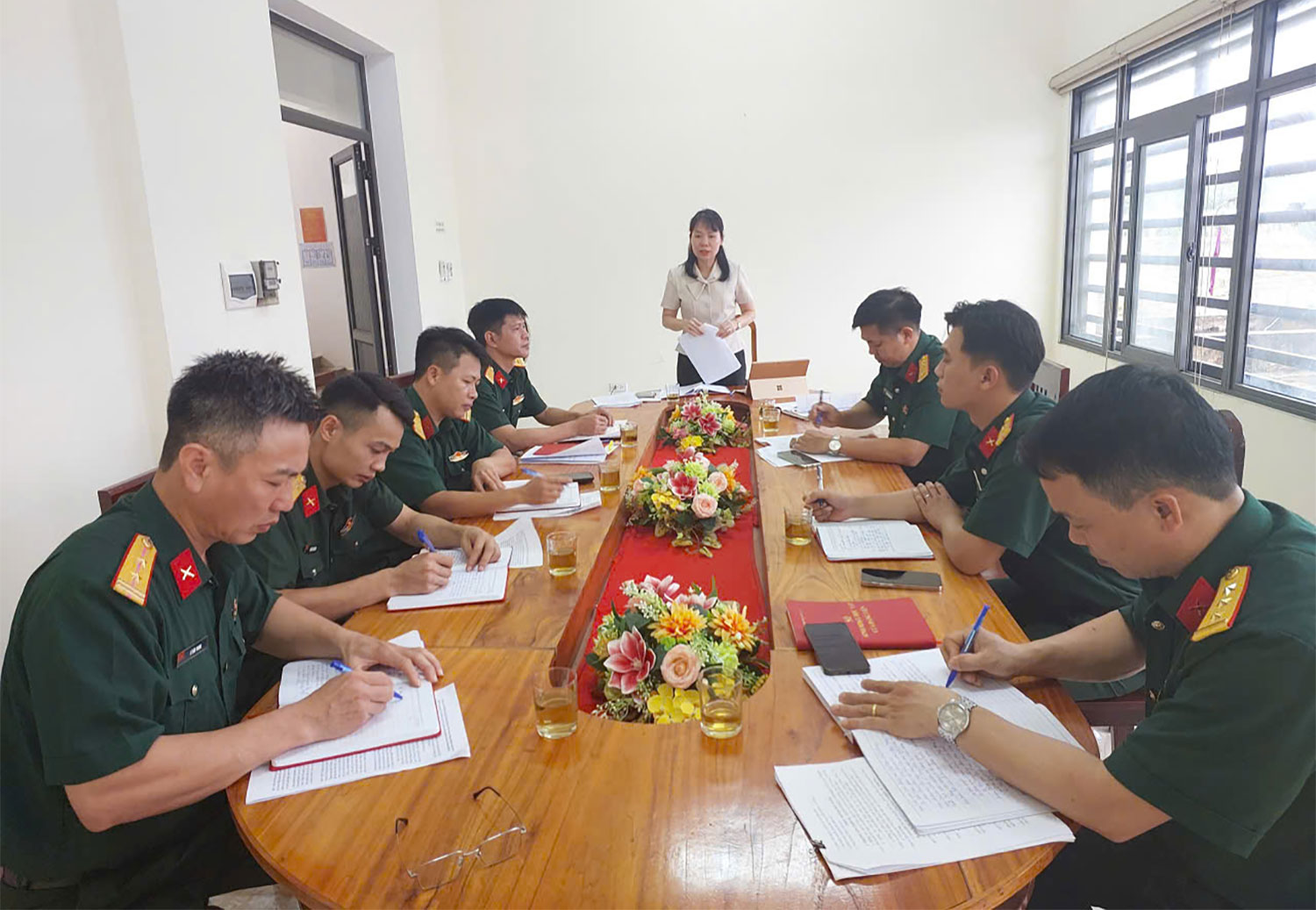 Đồng chí Bí thư Đảng ủy xã dự sinh hoạt chi bộ thường kỳ tại Chi bộ quân sự xã