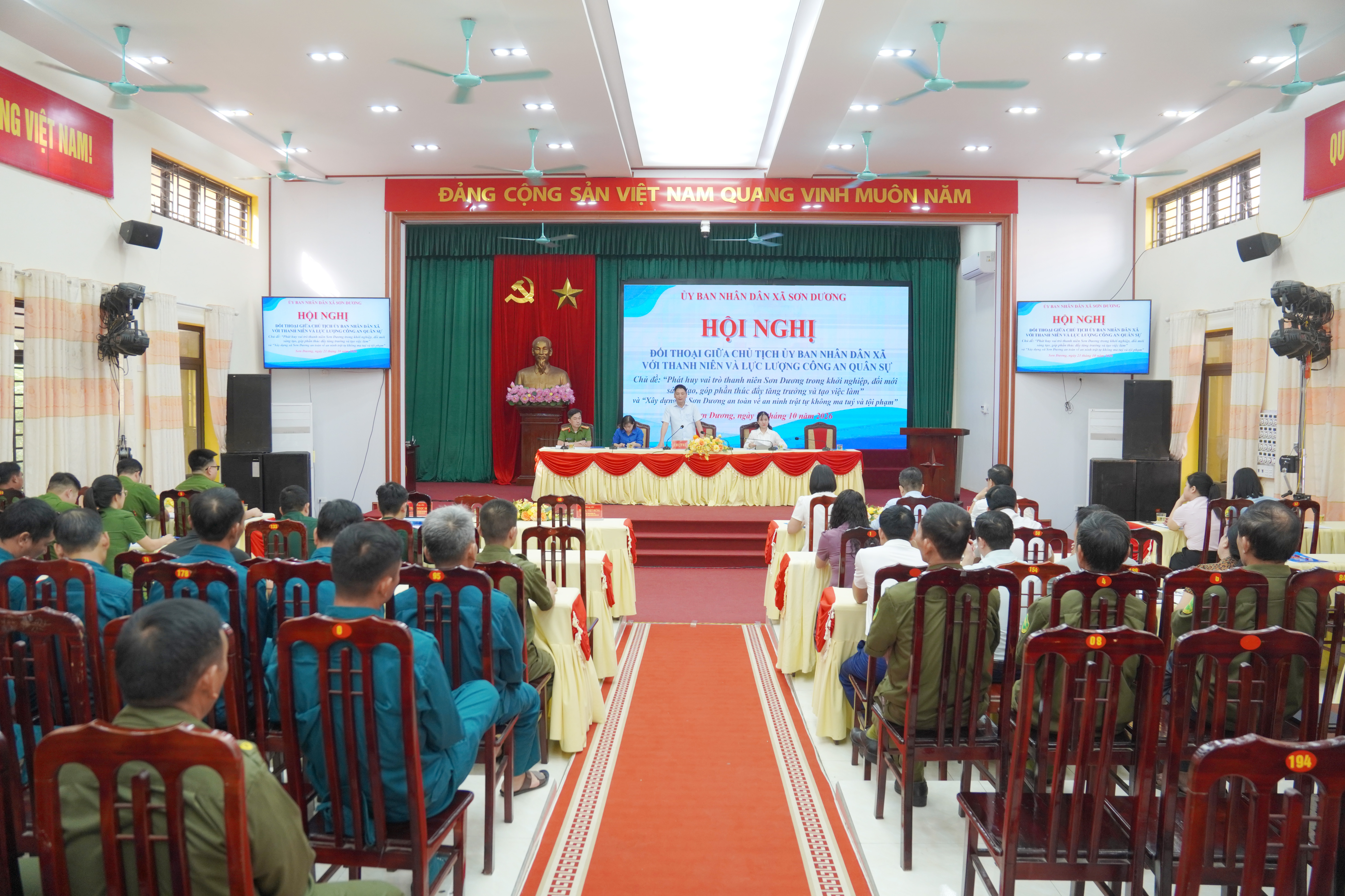 Hội nghị đối thoại giữa Chủ tịch UBND xã với thanh niên, lực lượng Công an, Quân sự
