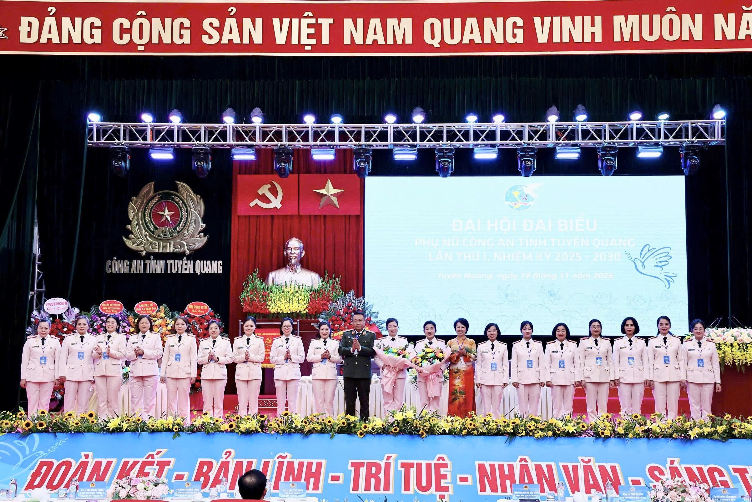 PHỤ NỮ CÔNG AN TUYÊN QUANG ĐOÀN KẾT - BẢN L�ĨNH - TRÍ TUỆ - NHÂN VĂN - SÁNG TẠO