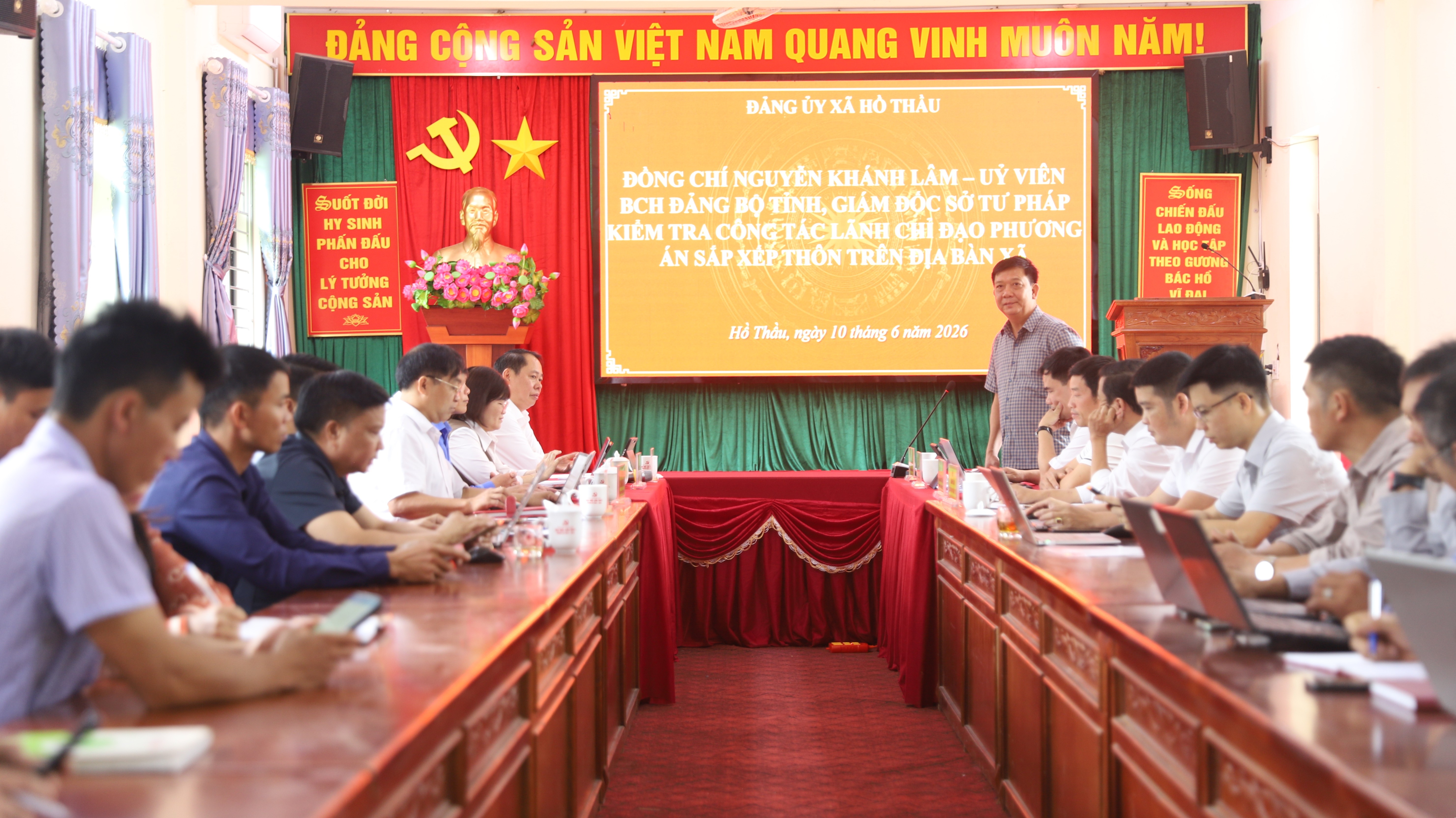 Đồng chí Nguyễn Khánh Lâm - Ủy viên Ban Chấp hành Đảng bộ tỉnh Tuyên Quang, Giám đốc Sở Tư pháp kiểm tra công tác lãnh đạo, chỉ đạo phương án sắp xếp thôn trên địa bàn xã Hồ Thầu