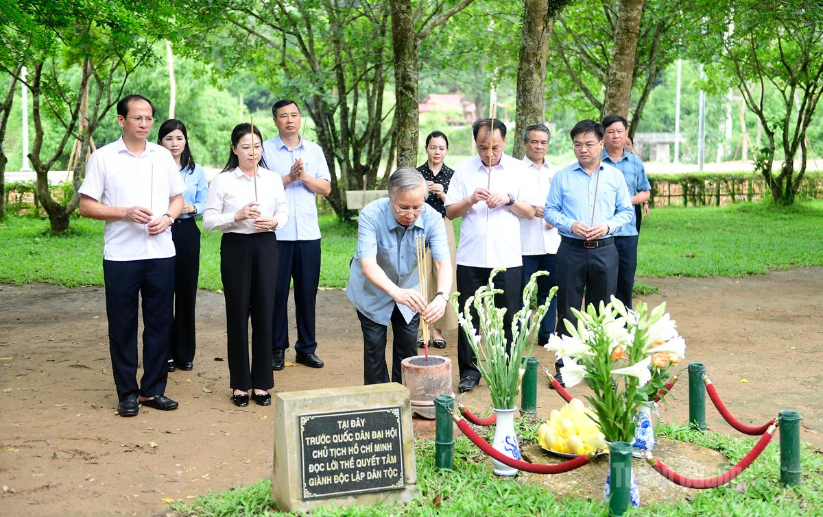 Nguyên Ủy viên Bộ Chính trị, nguyên Thường trực Ban Bí thư Trung ương Đảng Cộng sản Việt Nam Trần Quốc Vượng dâng hương tại Khu di tích Quốc gia đặc biệt Tân Trào