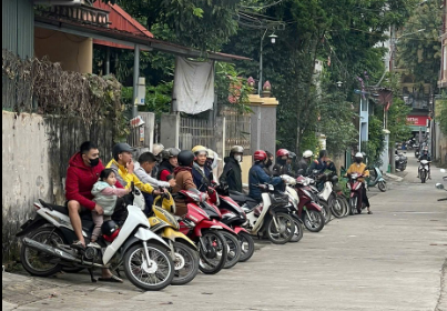 CÔNG AN XÃ PHỐI HỢP TRƯỜNG TIỂU HỌC ĐĂNG CHÂU TĂNG CƯỜNG TUYÊN TRUYỀN, NHẮC NHỞ PHỤ HUYNH CHẤP HÀNH LUẬT GIAO THÔNG ĐƯỜNG BỘ