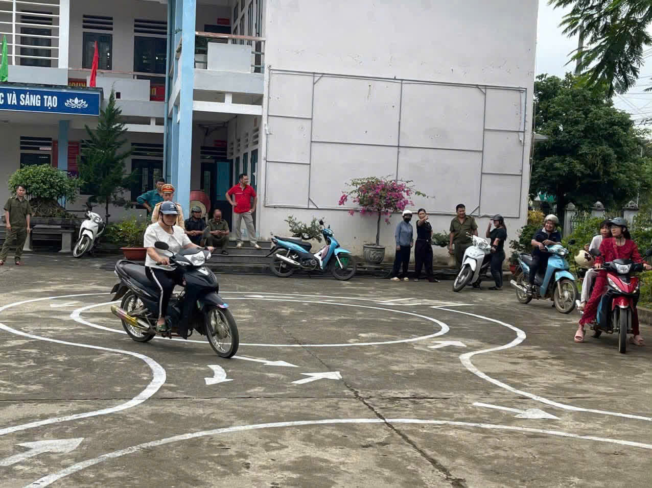 CÔNG AN XÃ PHÚ LINH PHỐI HỢP PHÒNG CSGT TUYÊN TRUYỀN, HƯỚNG DẪN KỸ NĂNG AN TOÀN GIAO THÔNG