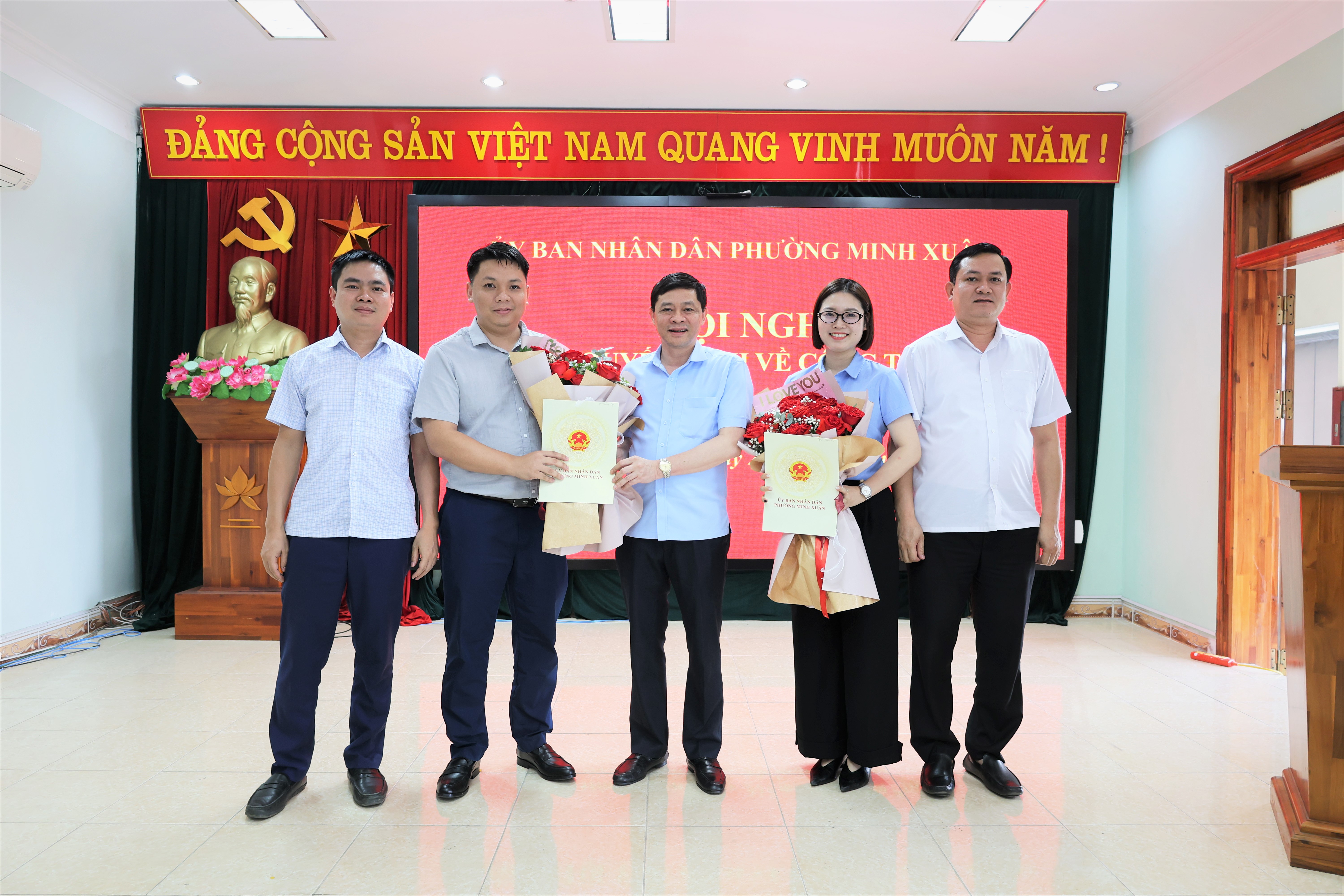 Phường Minh Xuân công bố Quyết định về công tác cán bộ