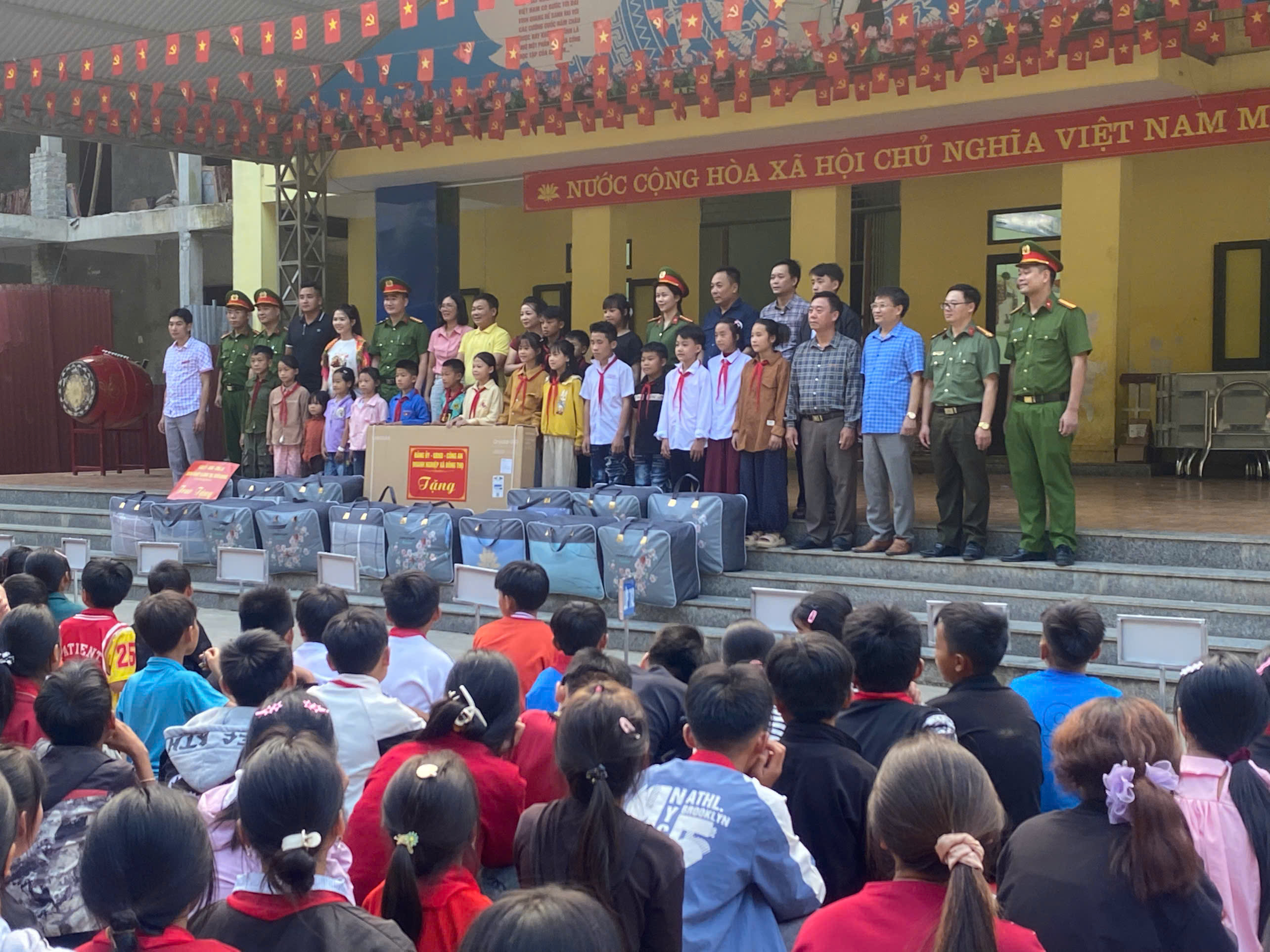 TRAO TẶNG QUÀ, CHIA SẺ VỚI HỌC SINH VÙNG CAO
