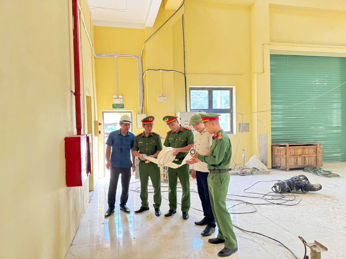 Công an xã Cao Bồ hướng dẫn công tác phòng cháy, chữa cháy tại Nhà máy Thủy điện Nậm Má I