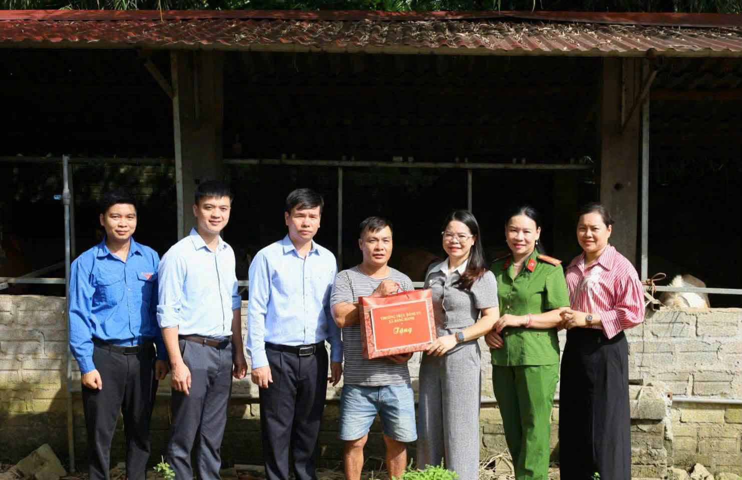 Công an xã Bằng Hành tham gia thăm, tặng quà nhân dịp Quốc khánh 2/9