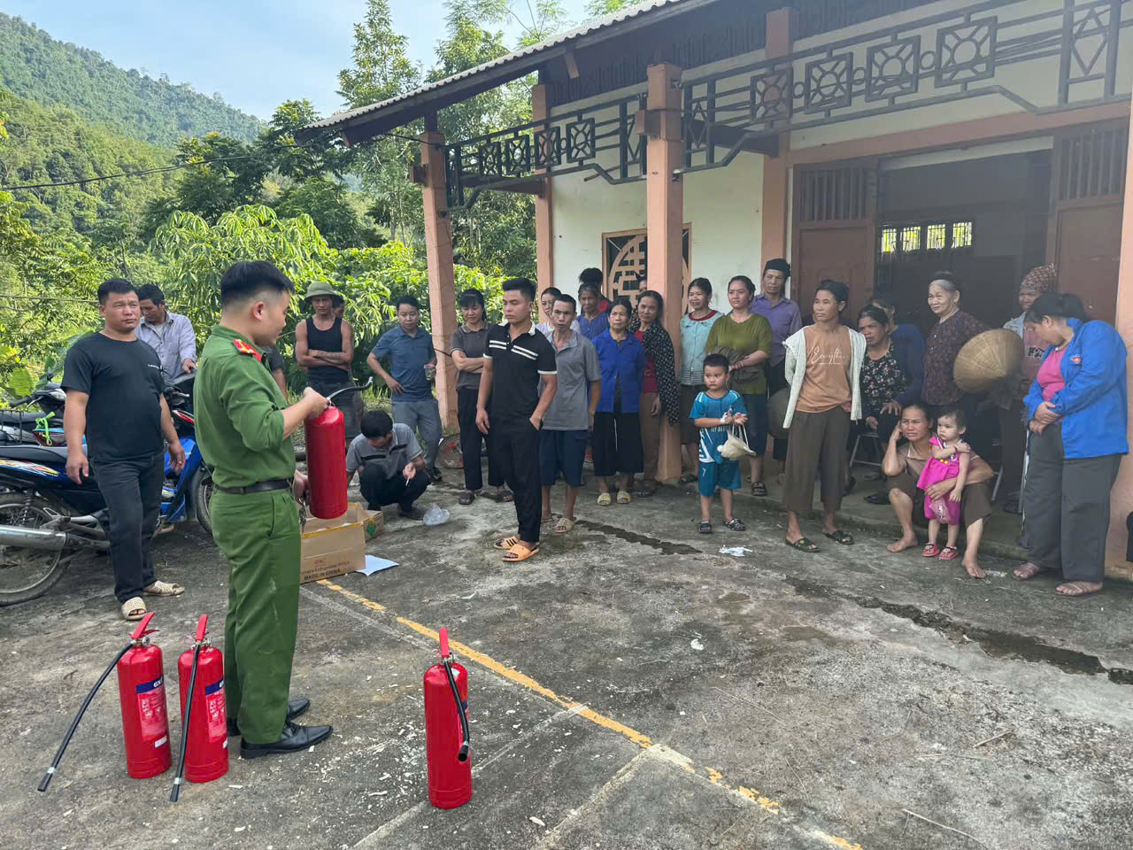 CÔNG AN XÃ YÊN HOA ĐƯA KỸ NĂNG PCCC ĐẾN GẦN HƠN VỚI NHÂN DÂN