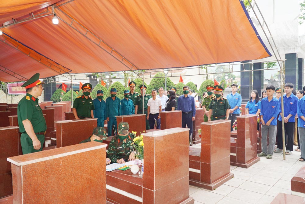 Xã Mèo Vạc tổ chức lấy mẫu hài cốt liệt sĩ chưa xác định thông tin tại Nghĩa trang Liệt sĩ xã