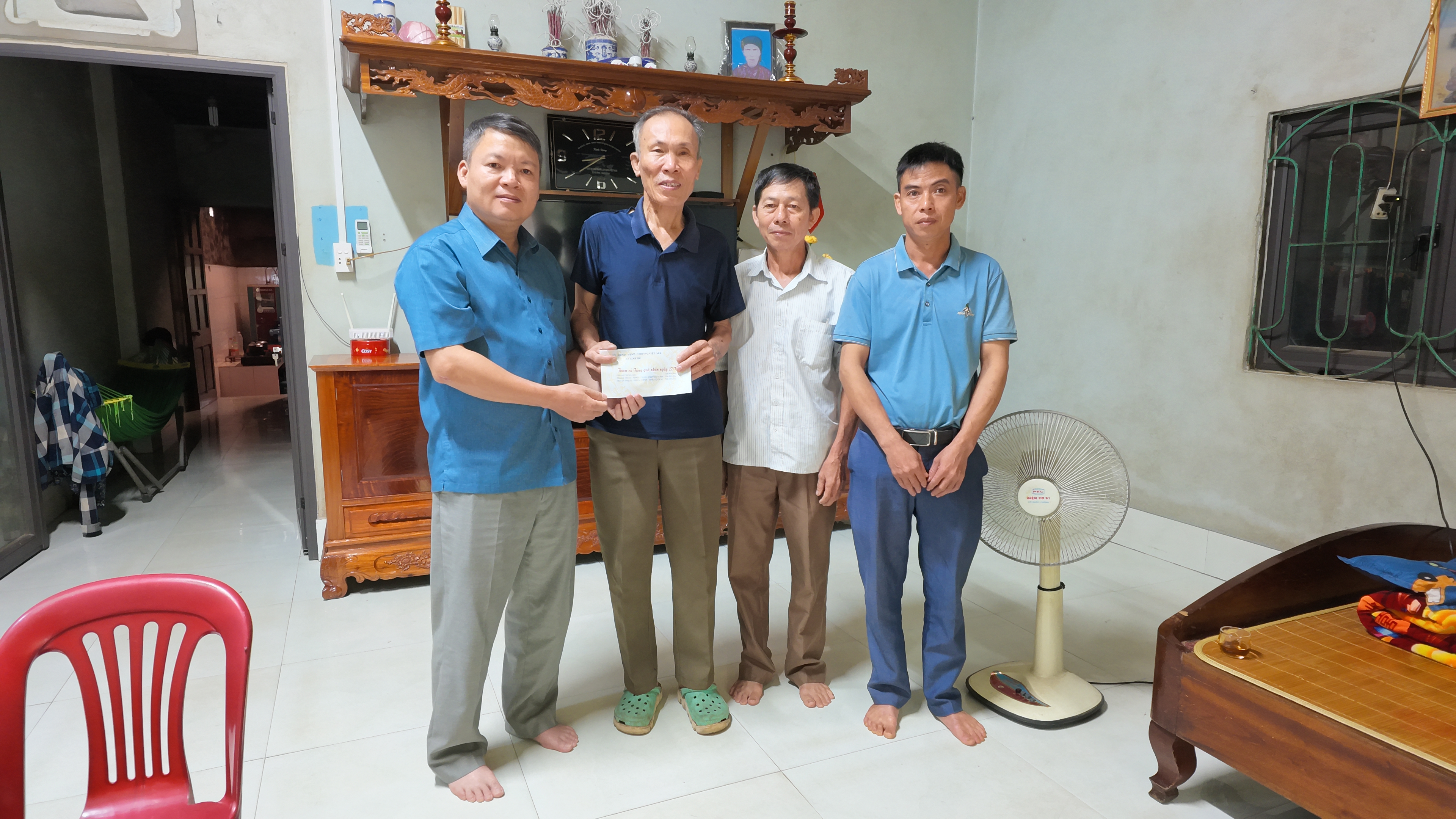 Đc Thắng tặng qu&agrave; 2.JPG