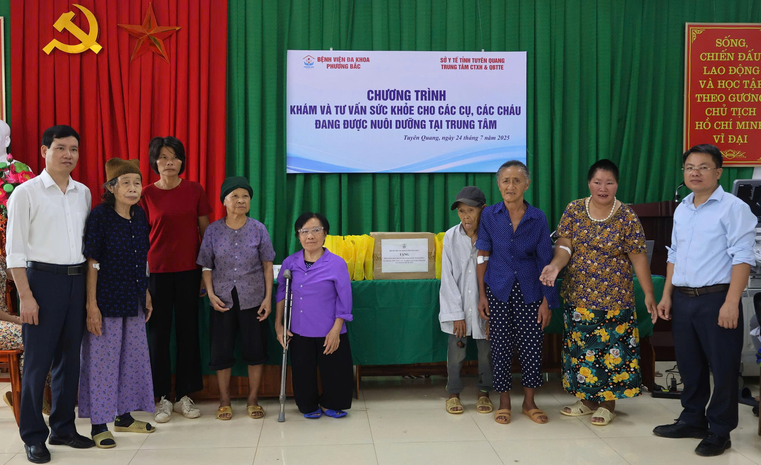 Khám, tư vấn sức khoẻ, tặng quà và cấp phát thuốc miễn phí tại Trung tâm Công tác xã hội và Quỹ Bảo trợ trẻ em tỉnh Tuyên Quang