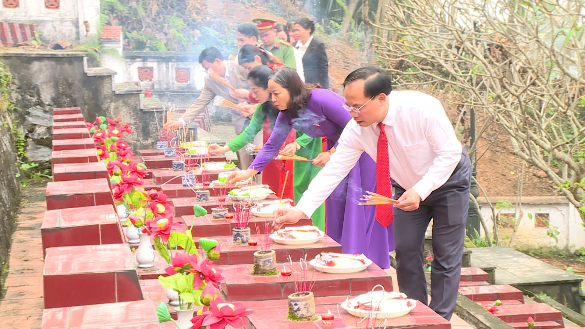 Đại biểu HĐND xã Nà Hang dâng hương tưởng niệm các Anh hùng Liệt sĩ trước Kỳ họp thứ nhất Hội đồng nhân dân xã khóa II, Nhiệm kỳ 2026 – 2031